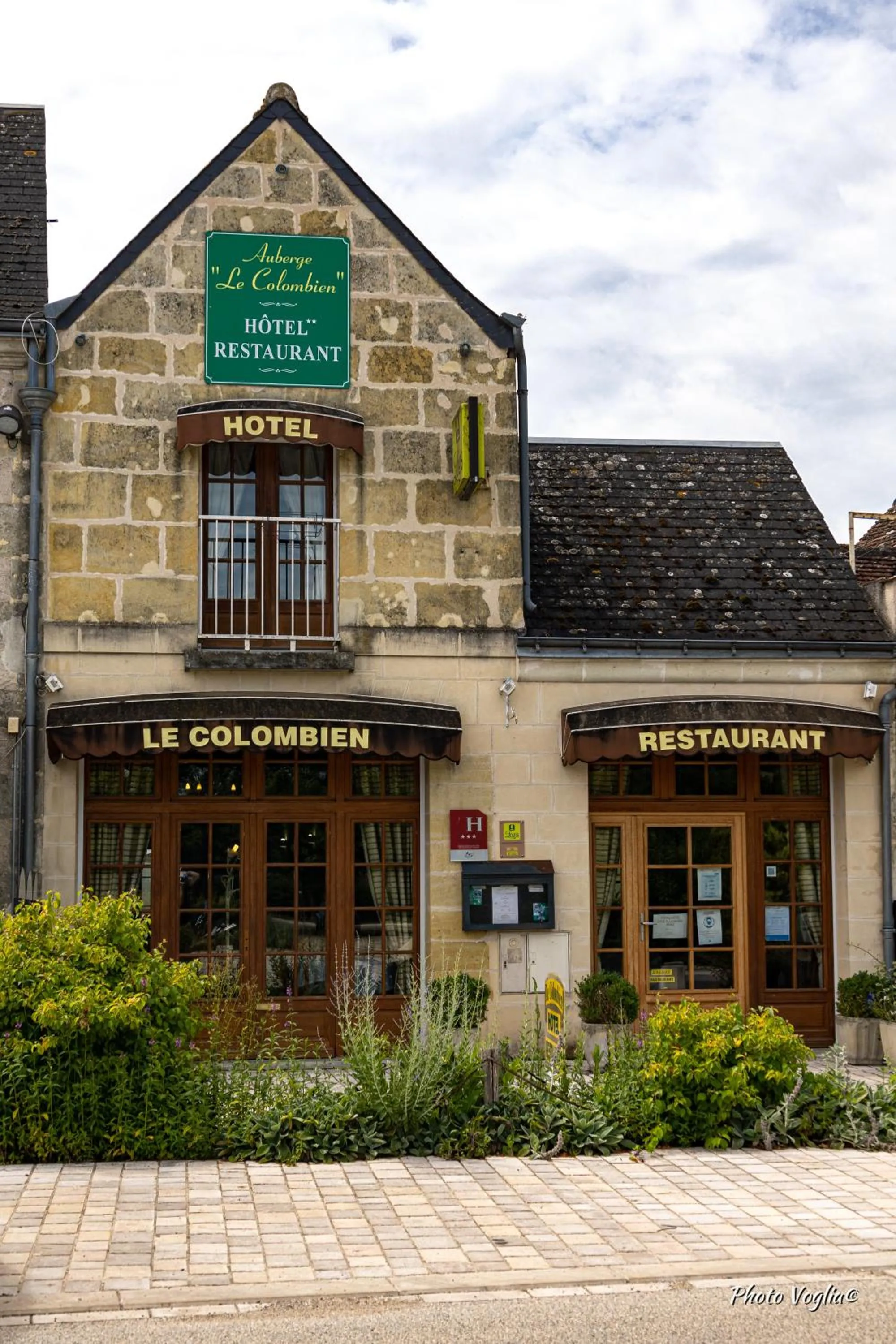 Facade/entrance in Logis Auberge Le Colombien - Hôtel et Restaurant