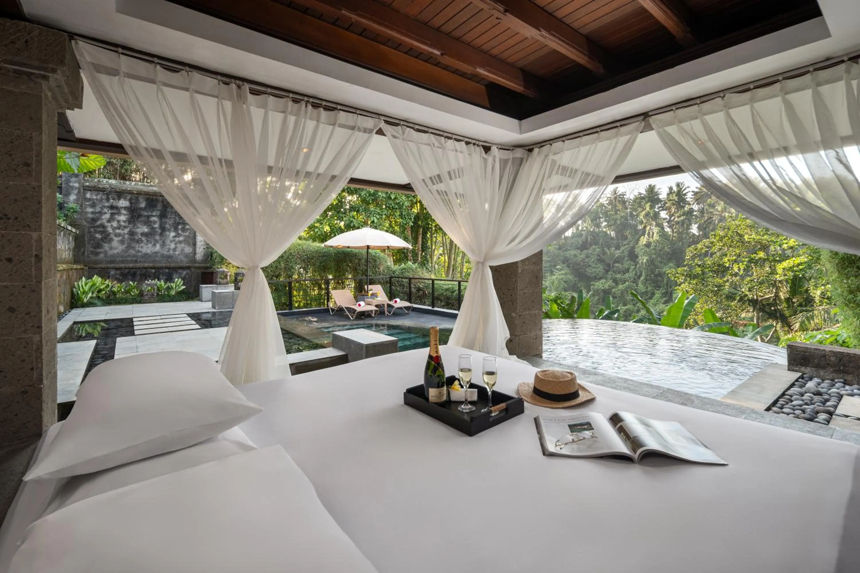 Swimming pool, Bed in Kamandalu Ubud