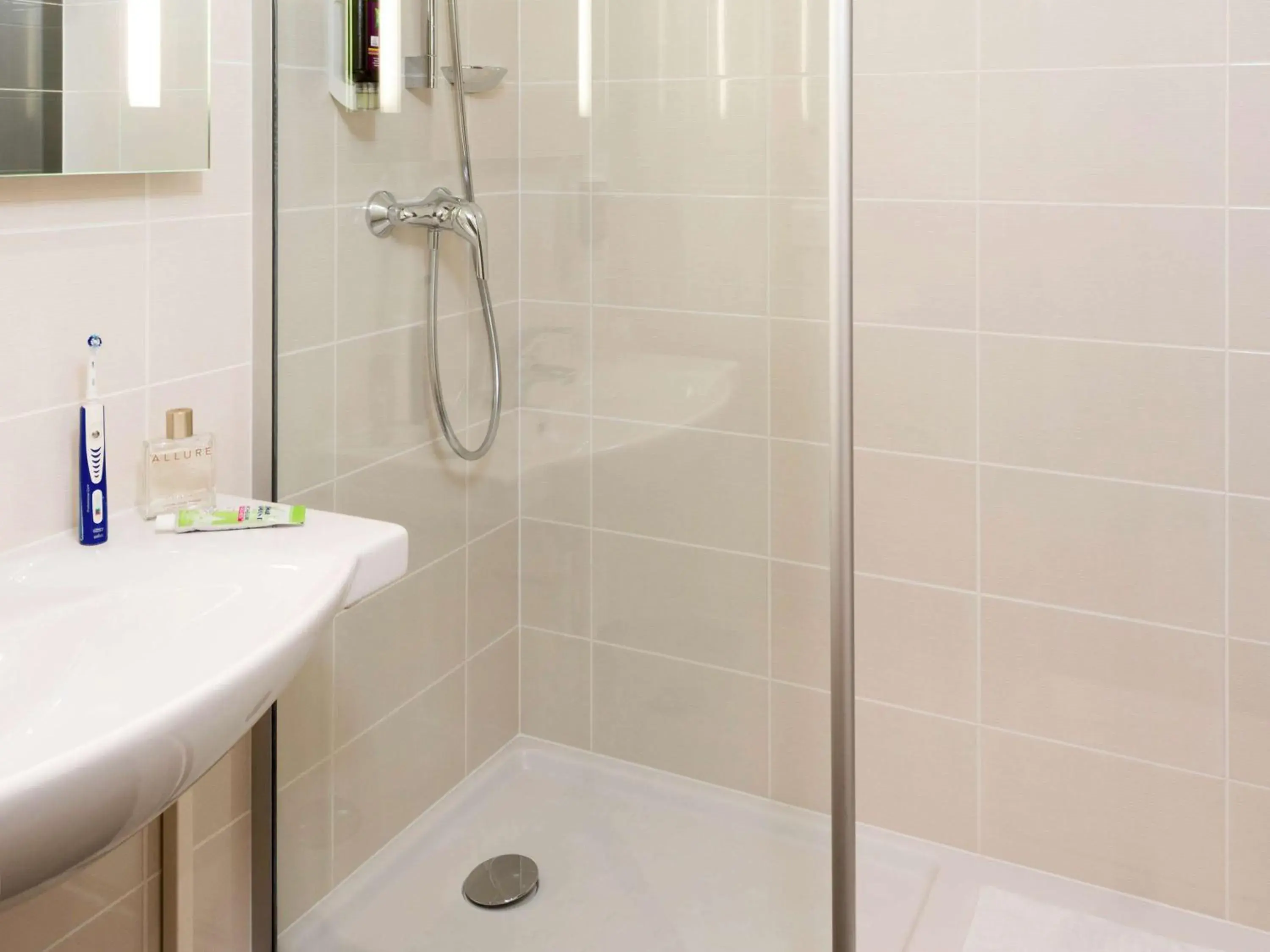 Photo of the whole room in ibis Styles Paris Roissy-CDG Photo of the whole room in ibis Styles Paris Roissy-CDG