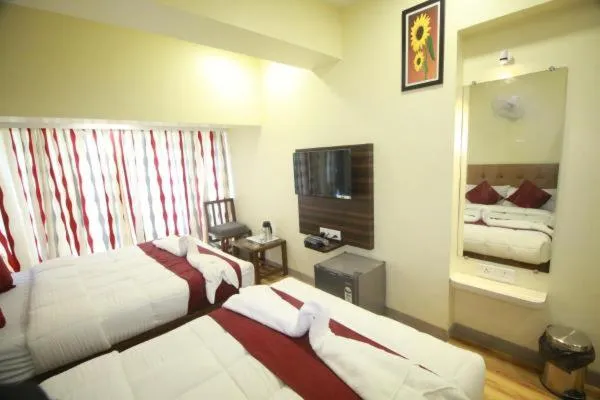Communal lounge/ TV room, Bed in Hotel Alfa International Near Nanavati Hospital Mumbai Near Airport Mumbai Near Juhu Beach
