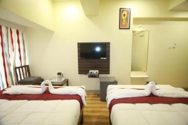 Communal lounge/ TV room, Bed in Hotel Alfa International Near Nanavati Hospital Mumbai Near Airport Mumbai Near Juhu Beach