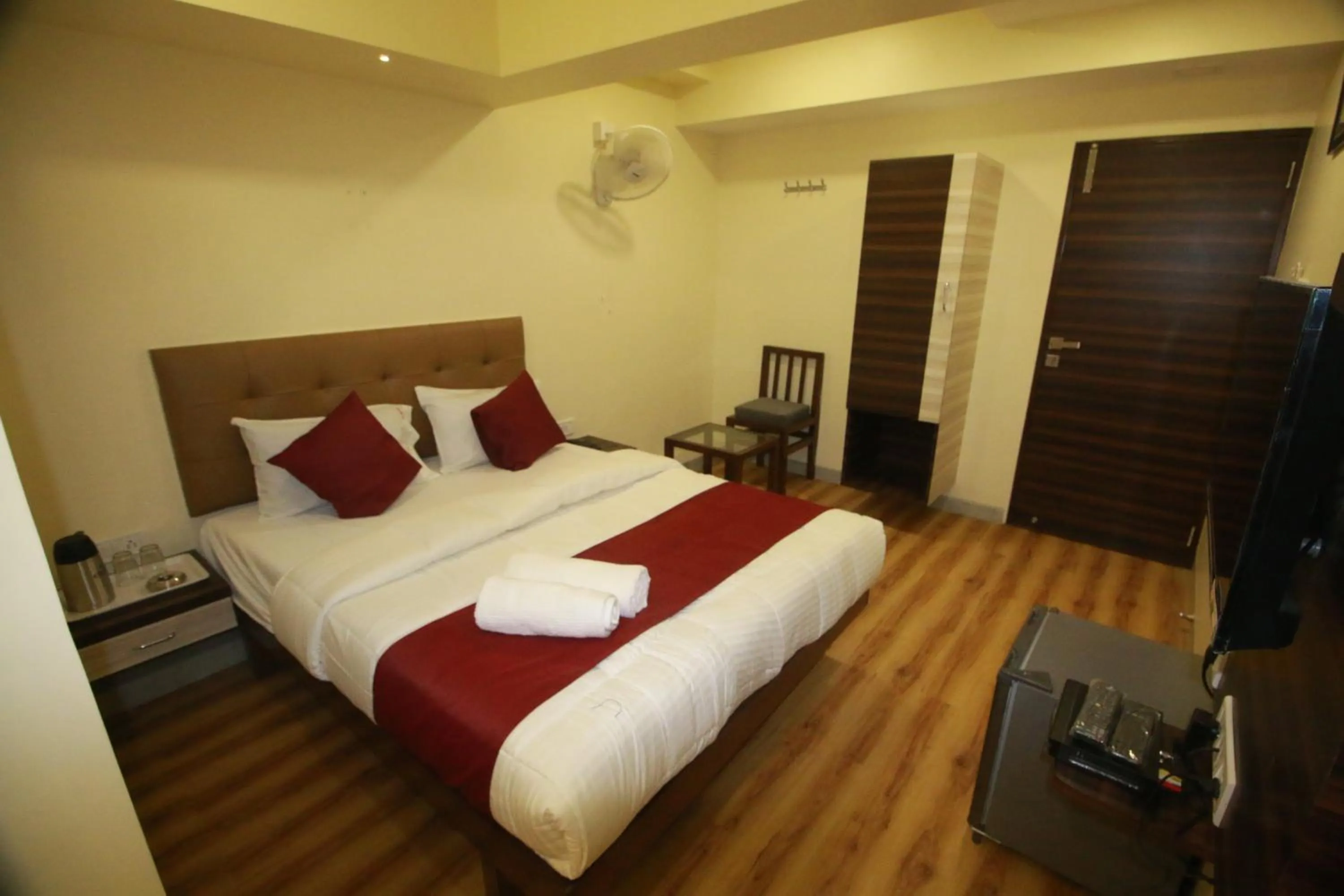 TV and multimedia, Bed in Hotel Alfa International Near Nanavati Hospital Mumbai Near Airport Mumbai Near Juhu Beach
