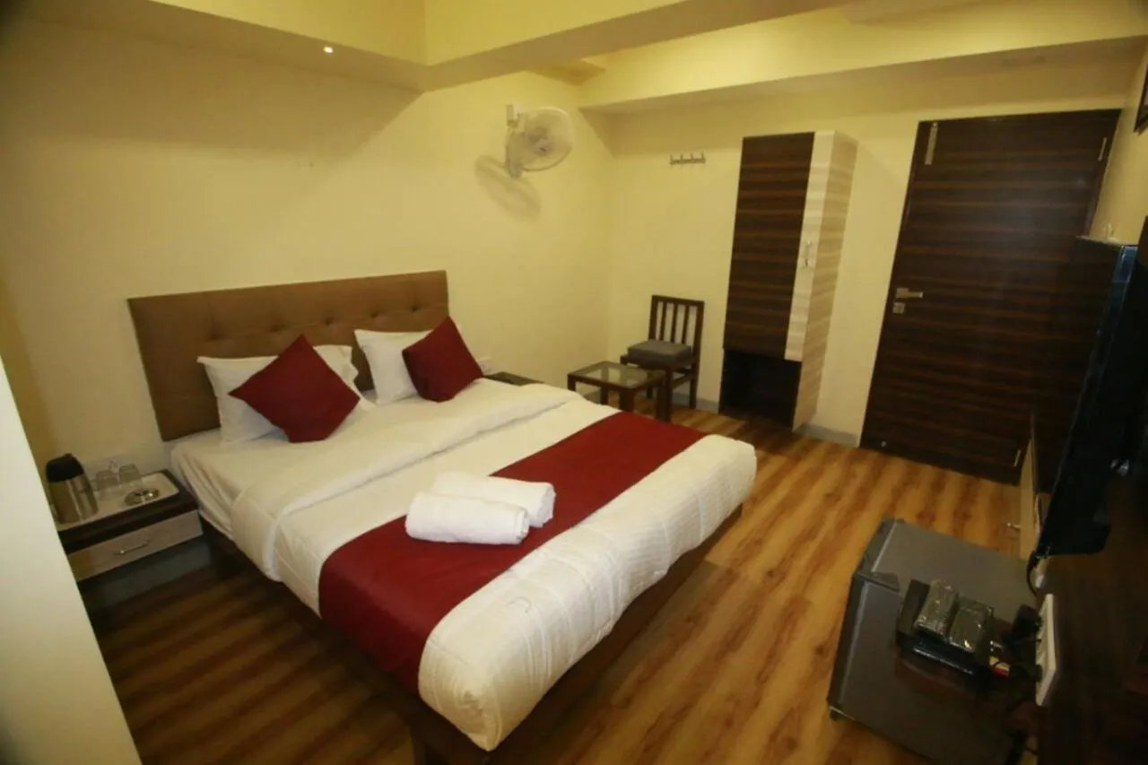 Bed in Hotel Alfa International Near Nanavati Hospital Mumbai Near Airport Mumbai Near Juhu Beach