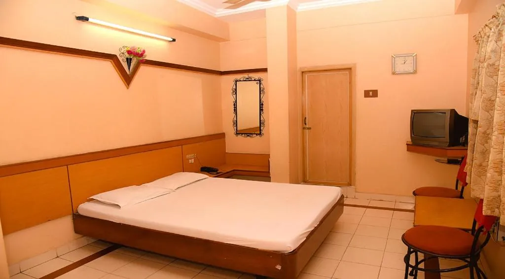Deluxe Double Room (2 Adults + 1 Child) in Hotel Vishnu Residency