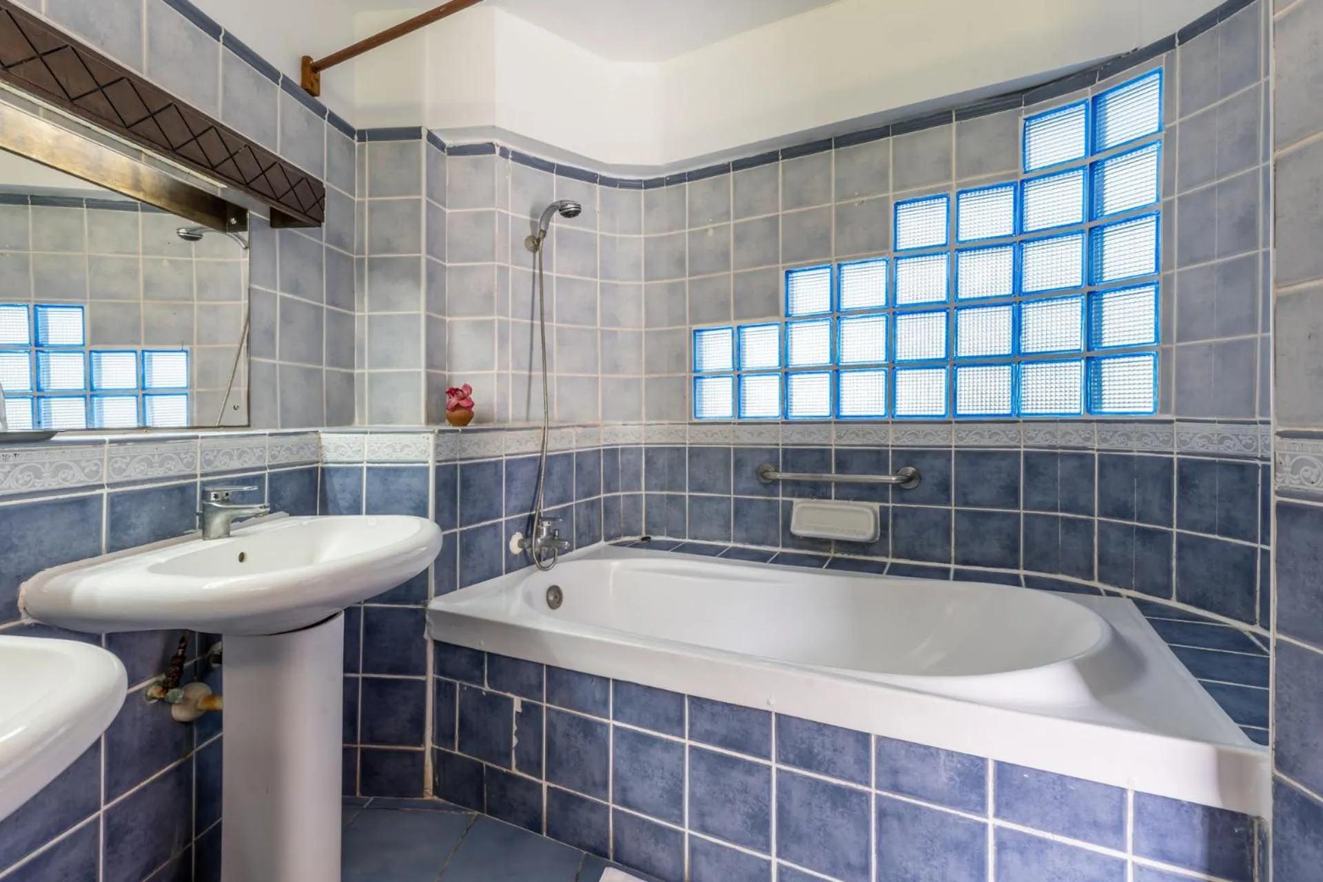 Bathroom in Sun N Sand Beach Resort