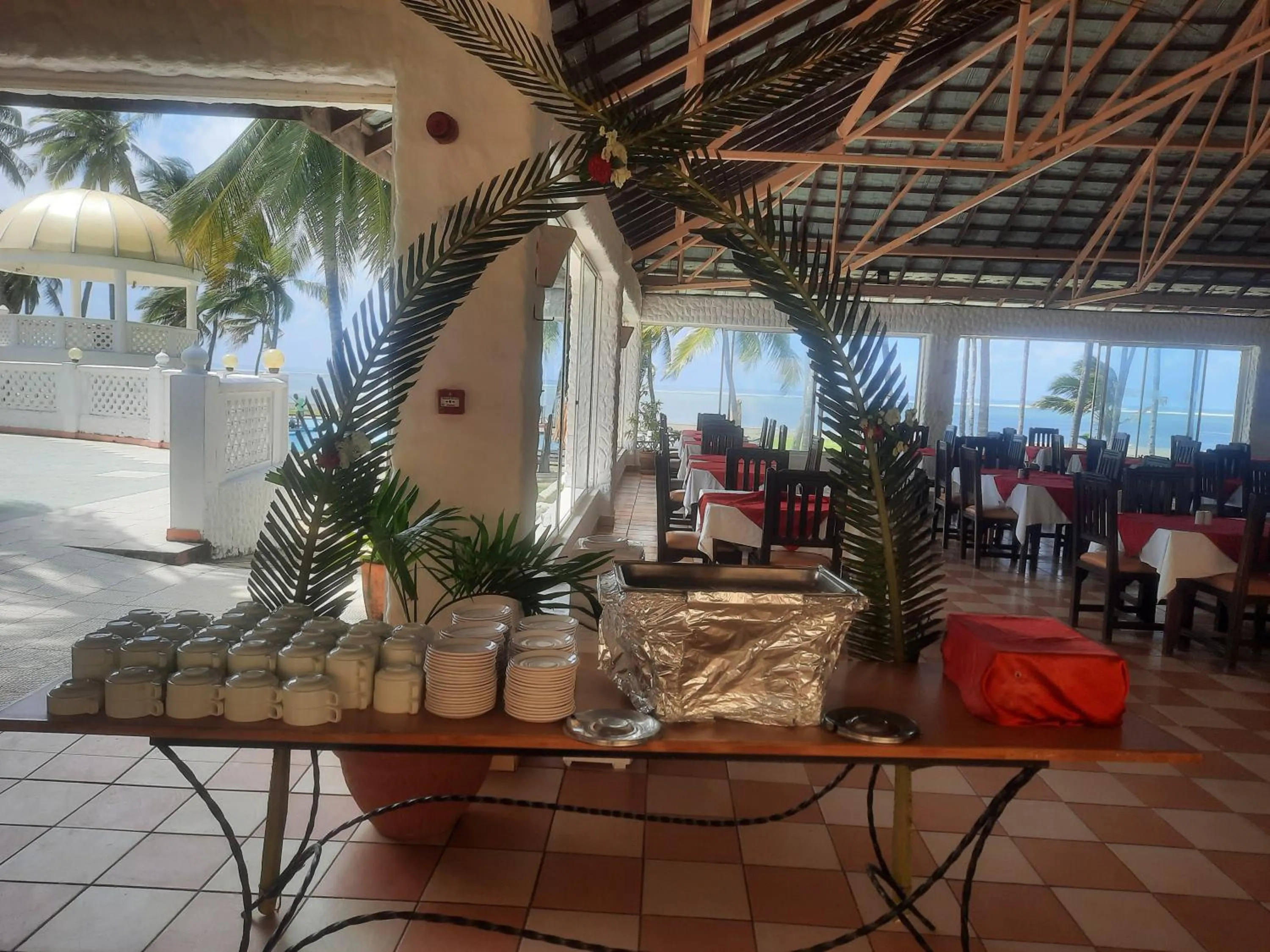 Restaurant/places to eat in Sun N Sand Beach Resort