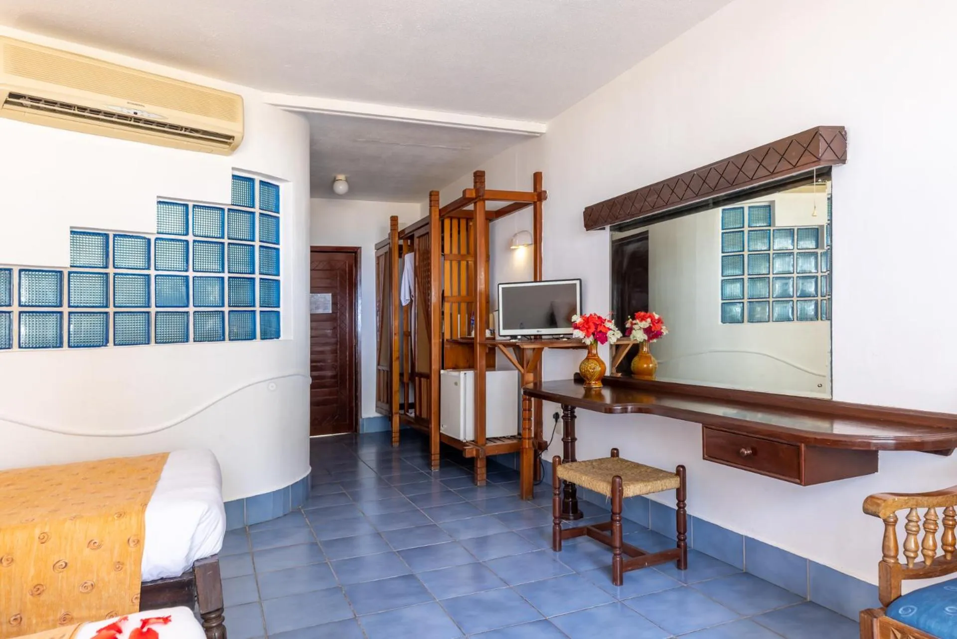 TV and multimedia in Sun N Sand Beach Resort