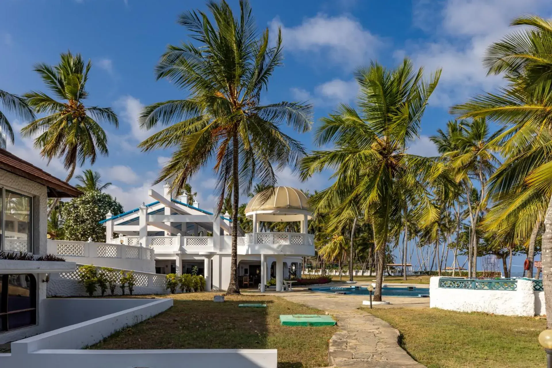 Pool view in Sun N Sand Beach Resort Pool view in Sun N Sand Beach Resort
