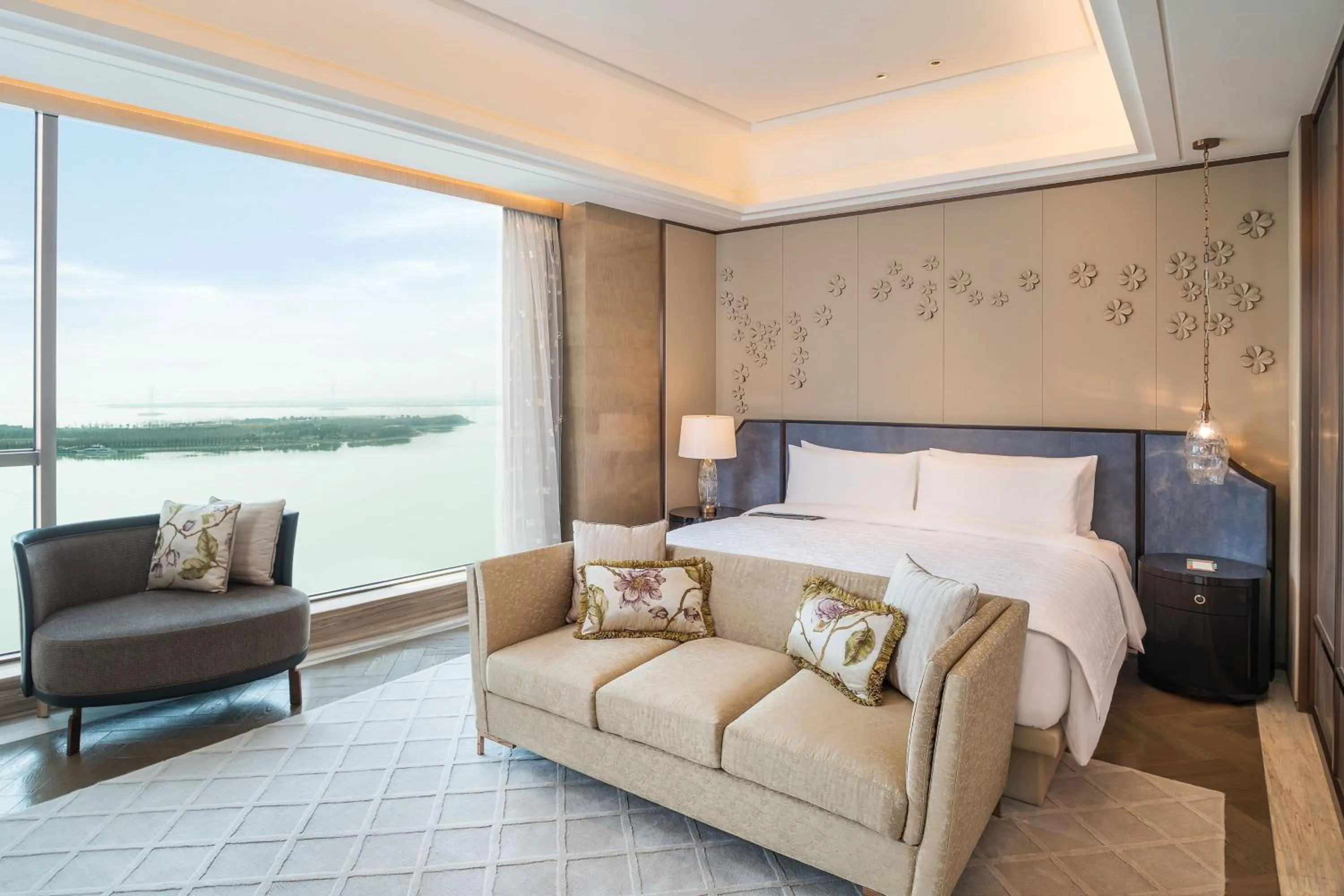 Bedroom, Bed in Le Meridien Suzhou, Suzhou Bay