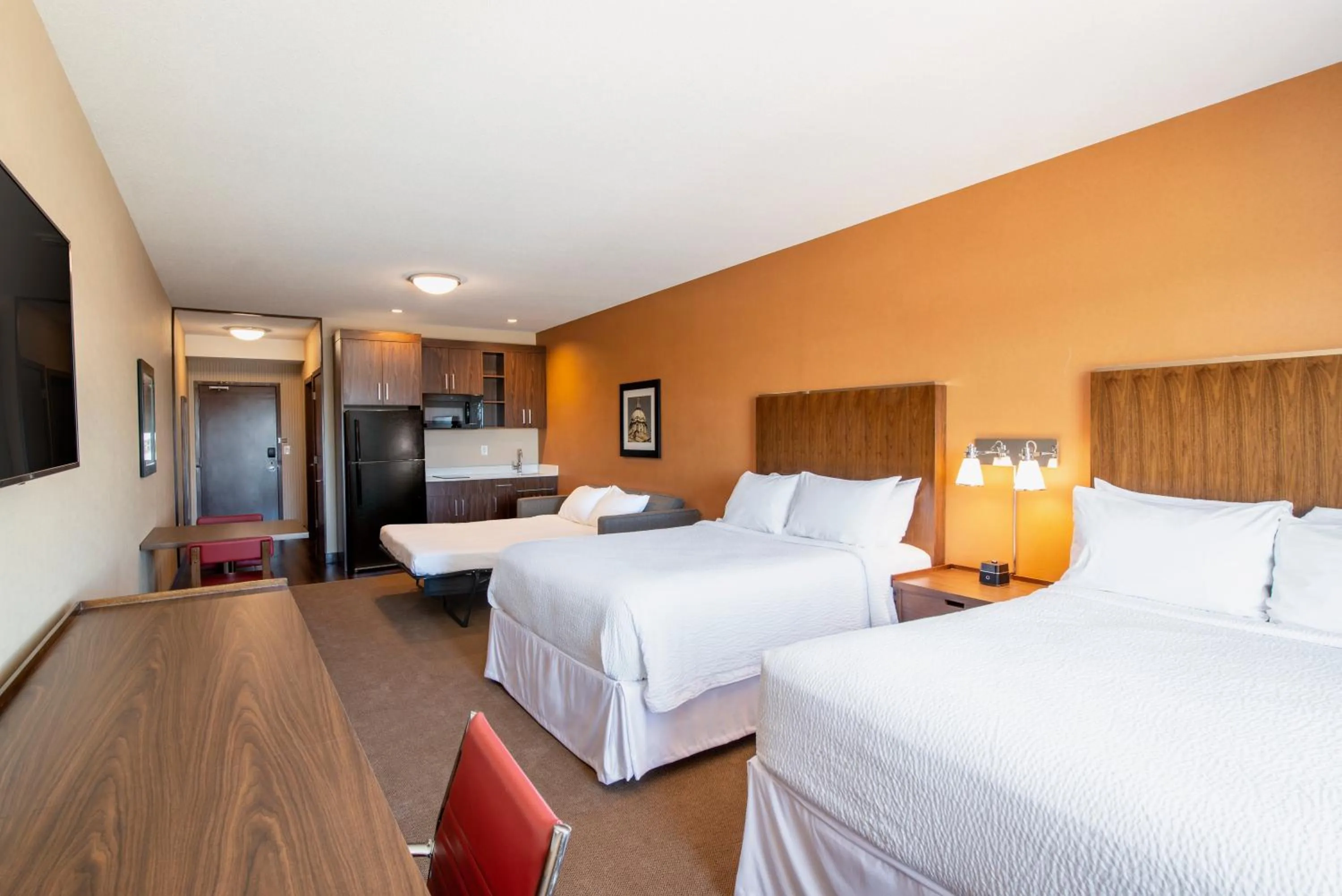 Kitchen or kitchenette, Bed in Four Points by Sheraton Grande Prairie