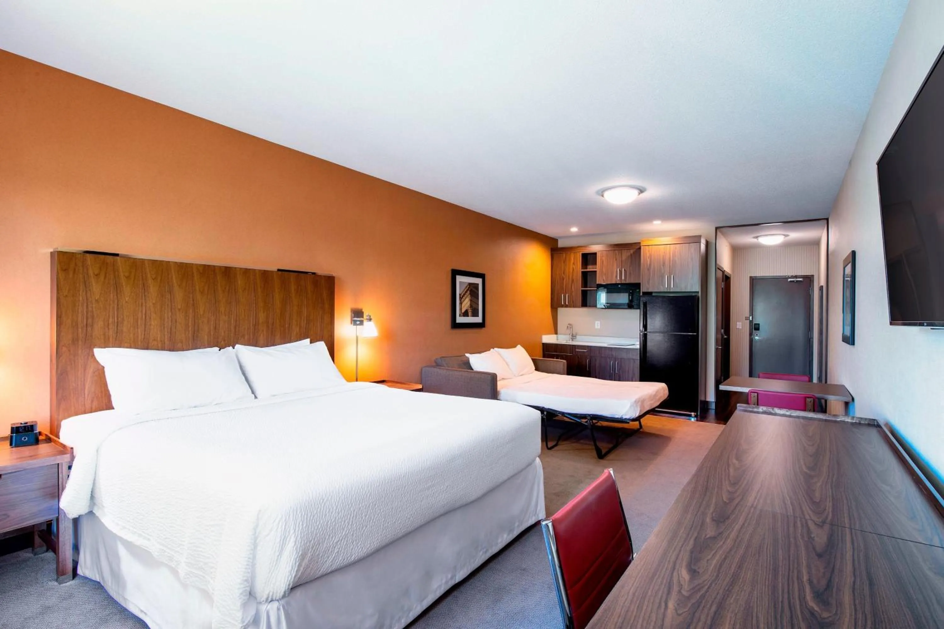 Photo of the whole room, Bed in Four Points by Sheraton Grande Prairie