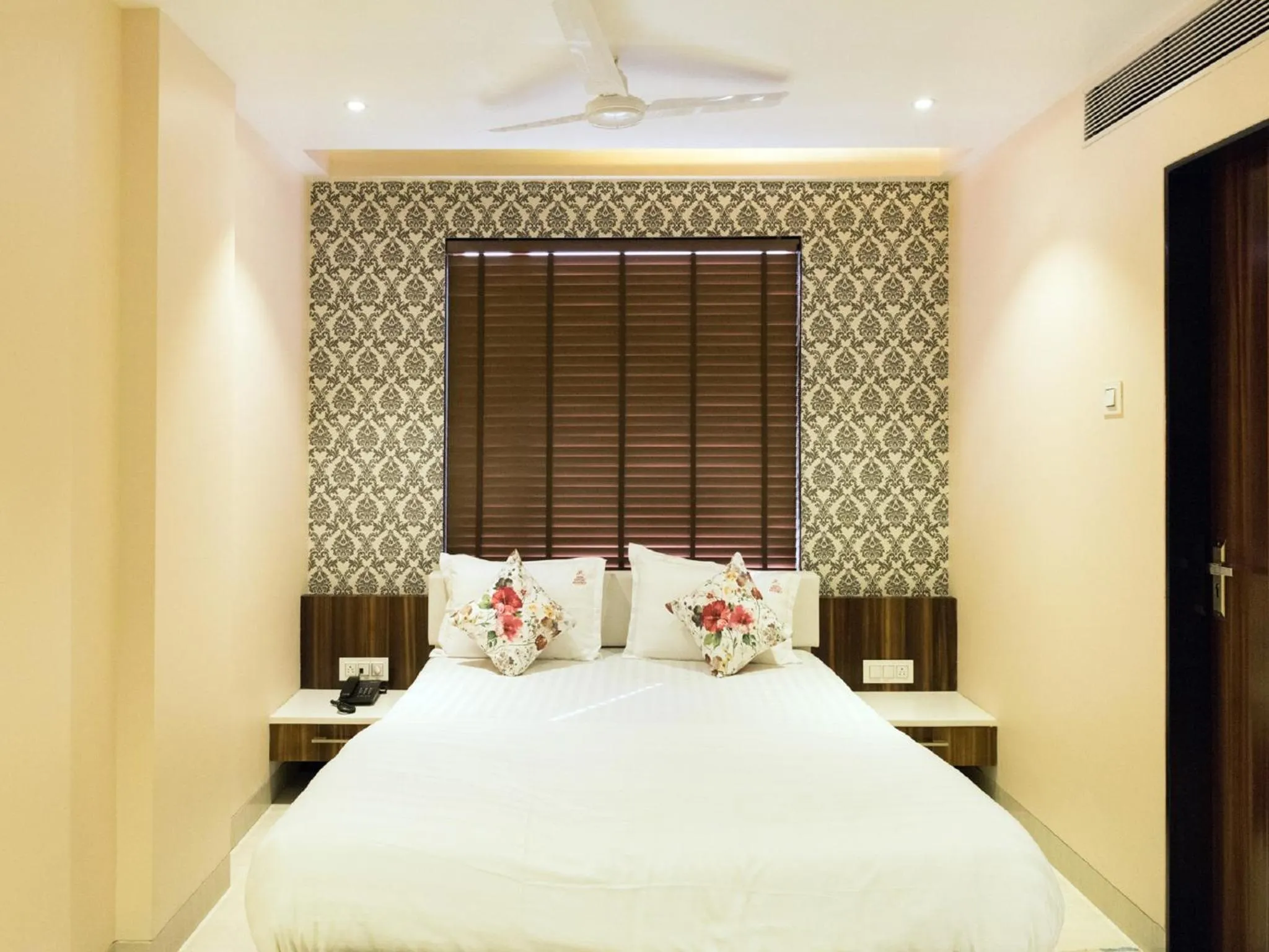 Photo of the whole room, Bed in Hotel Sangat Regency