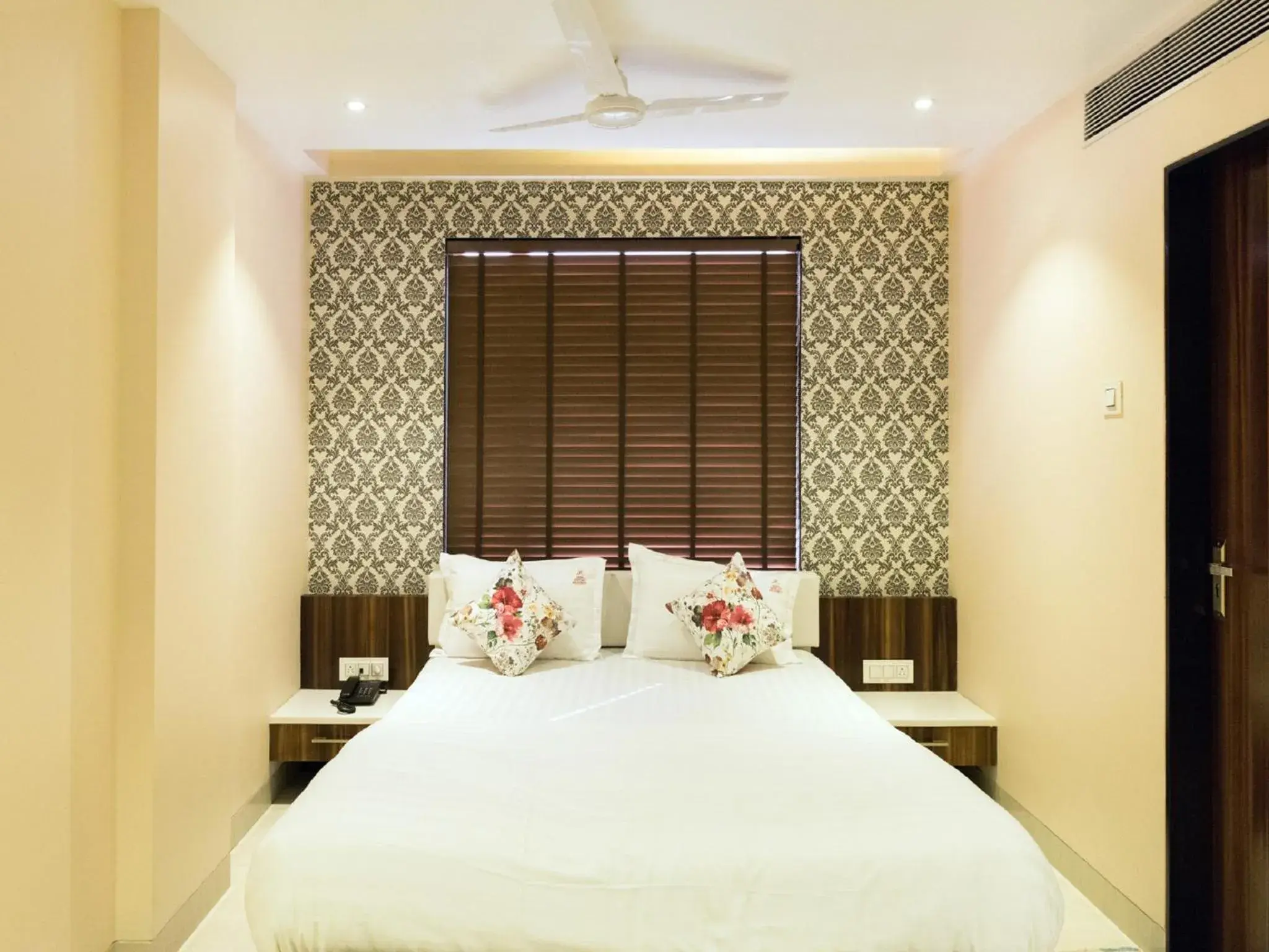 Photo of the whole room, Bed in Hotel Sangat Regency Photo of the whole room, Bed in Hotel Sangat Regency