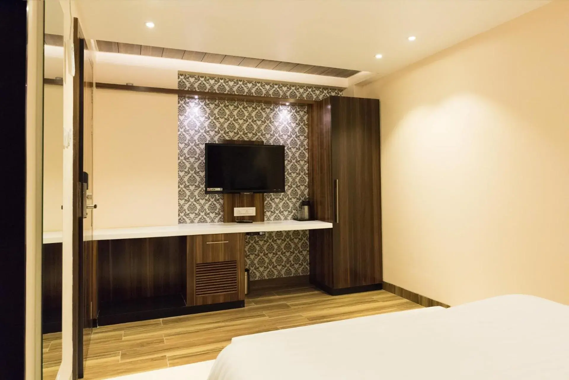 TV and multimedia, Bed in Hotel Sangat Regency TV and multimedia, Bed in Hotel Sangat Regency