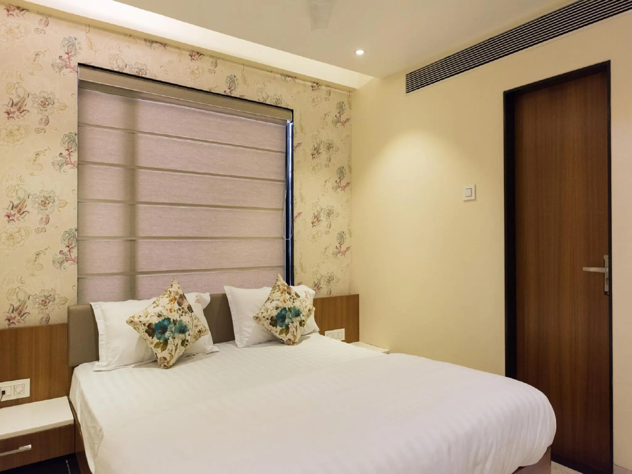 Photo of the whole room, Bed in Hotel Sangat Regency