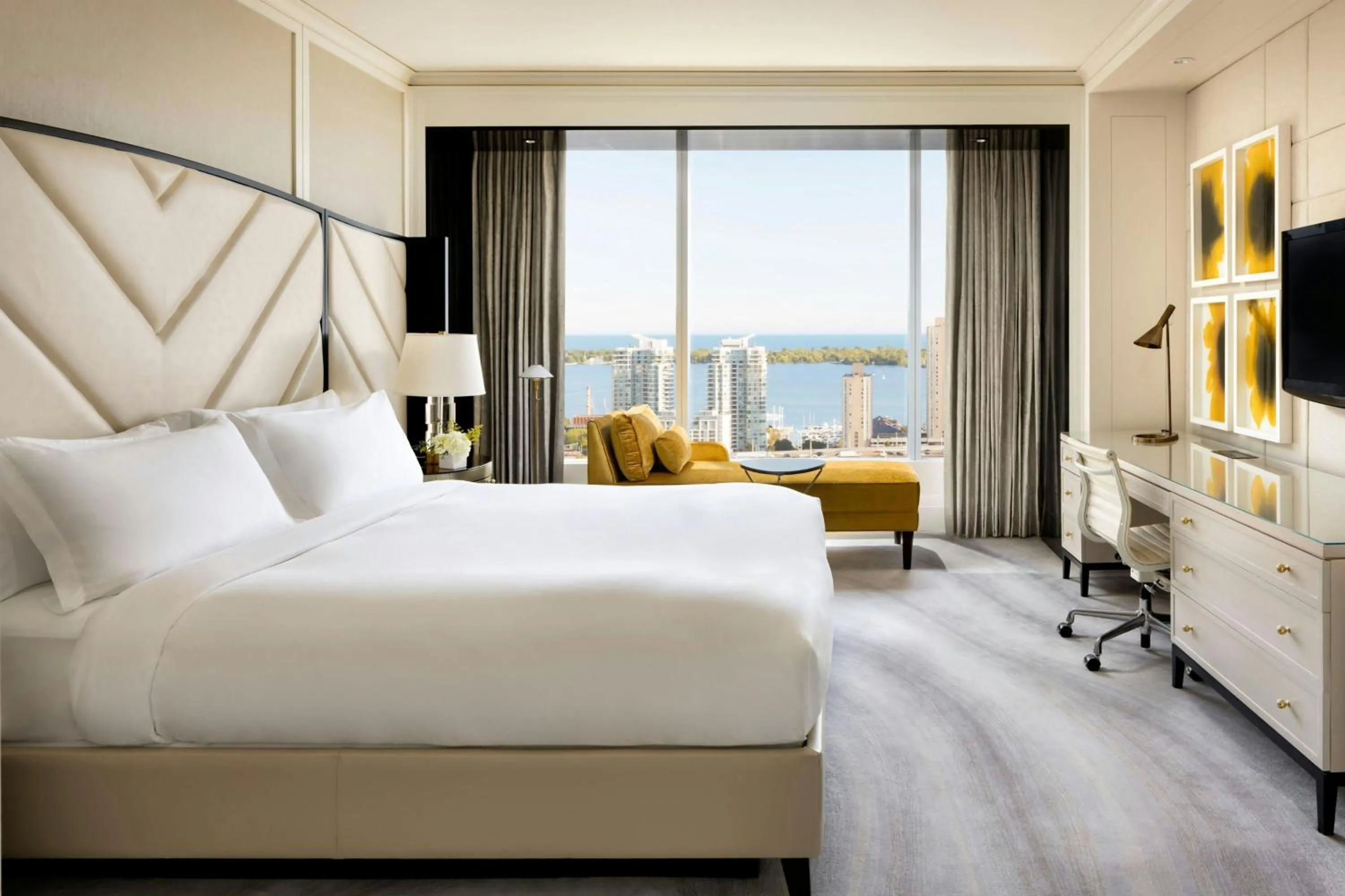 Bedroom, Bed in The Ritz-Carlton, Toronto