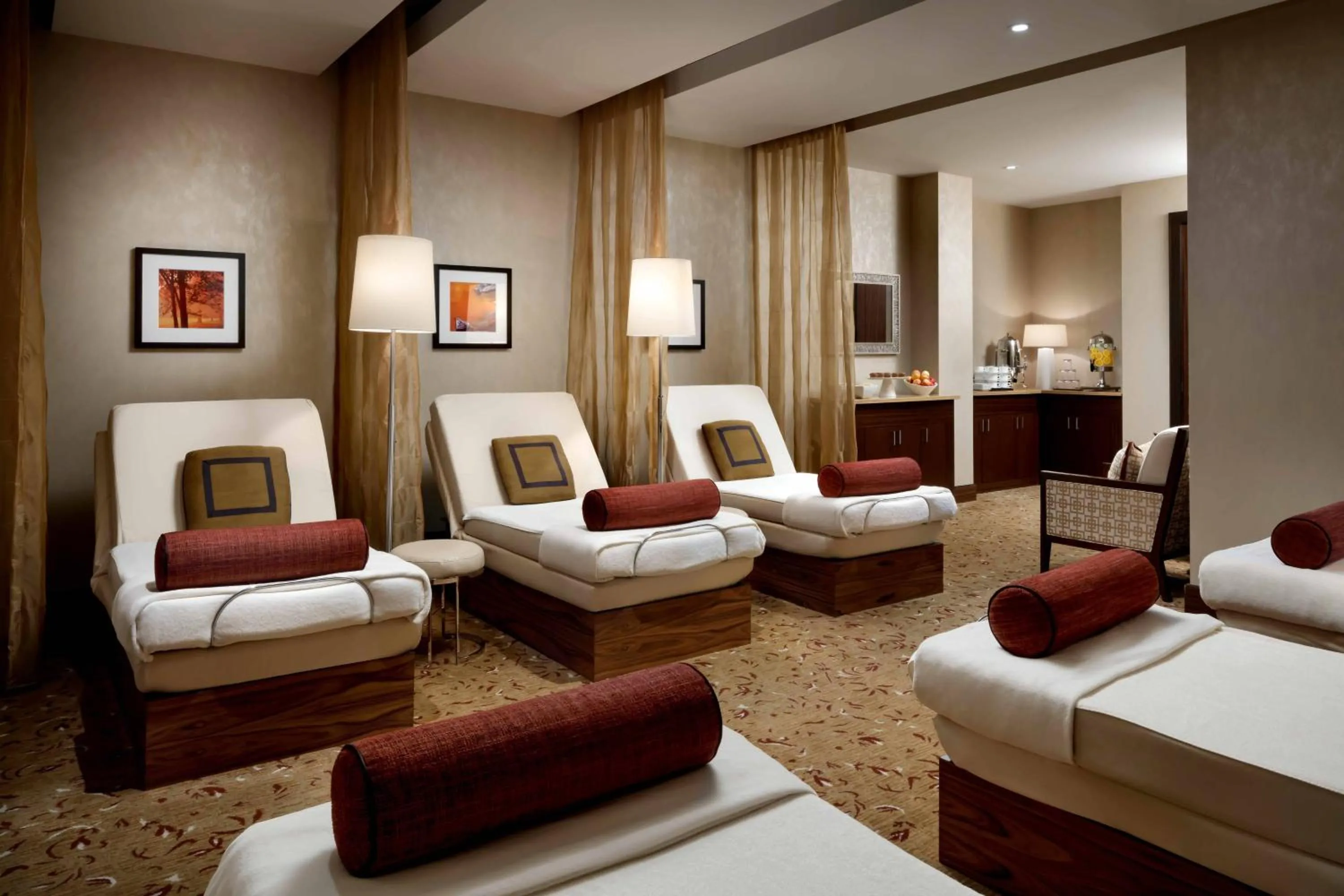 Lounge or bar, Bed in The Ritz-Carlton, Toronto