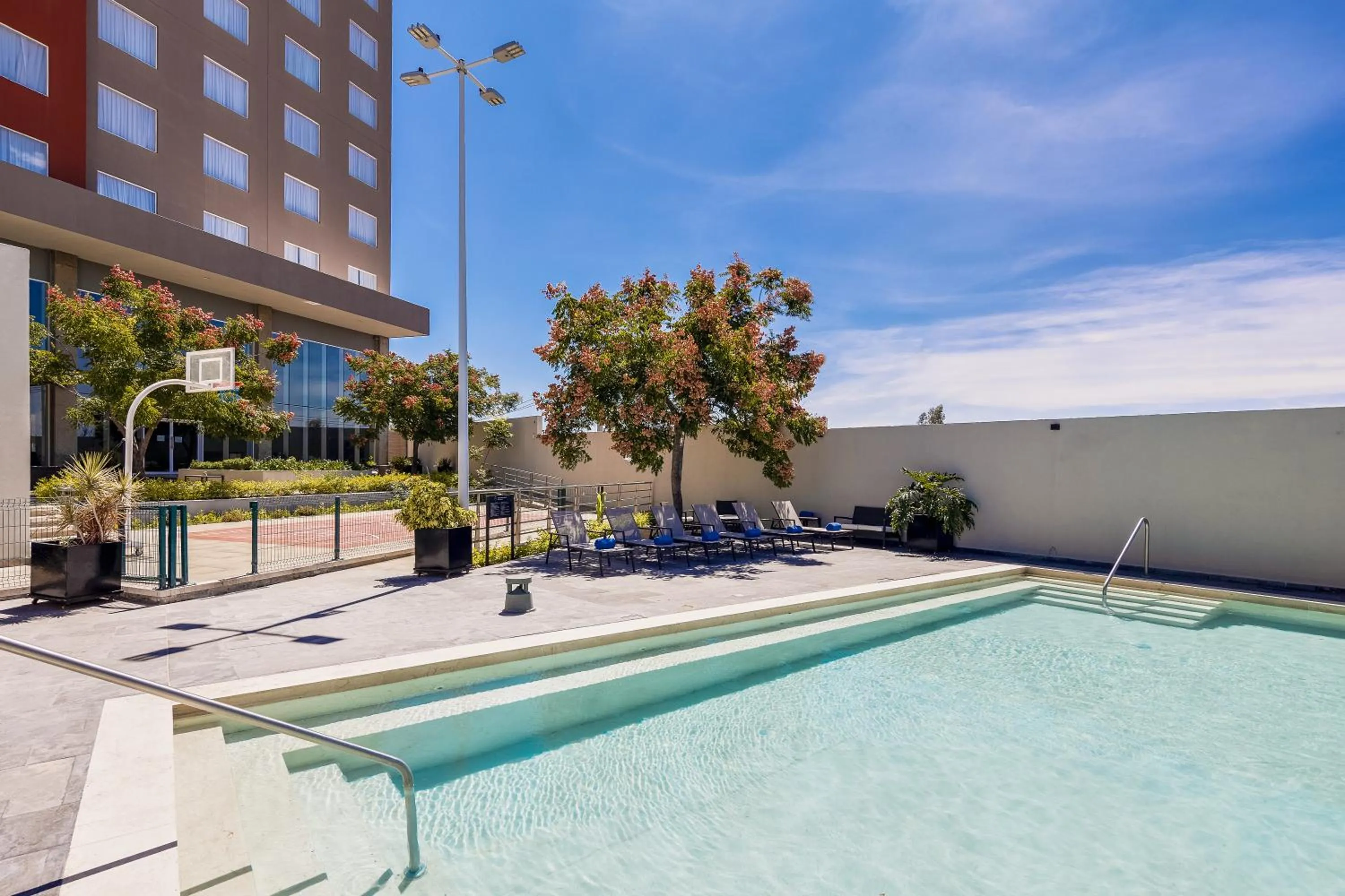Swimming pool in Fiesta Inn Suites Aeropuerto del Bajío