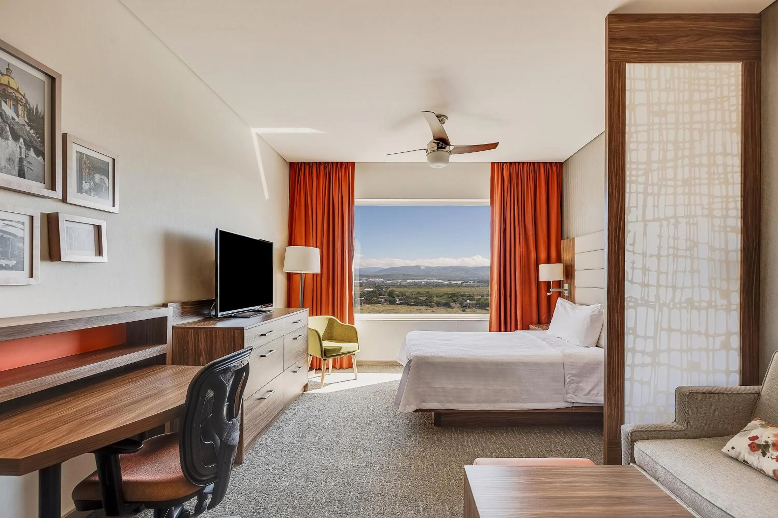 Bed in Fiesta Inn Suites Aeropuerto del Bajío