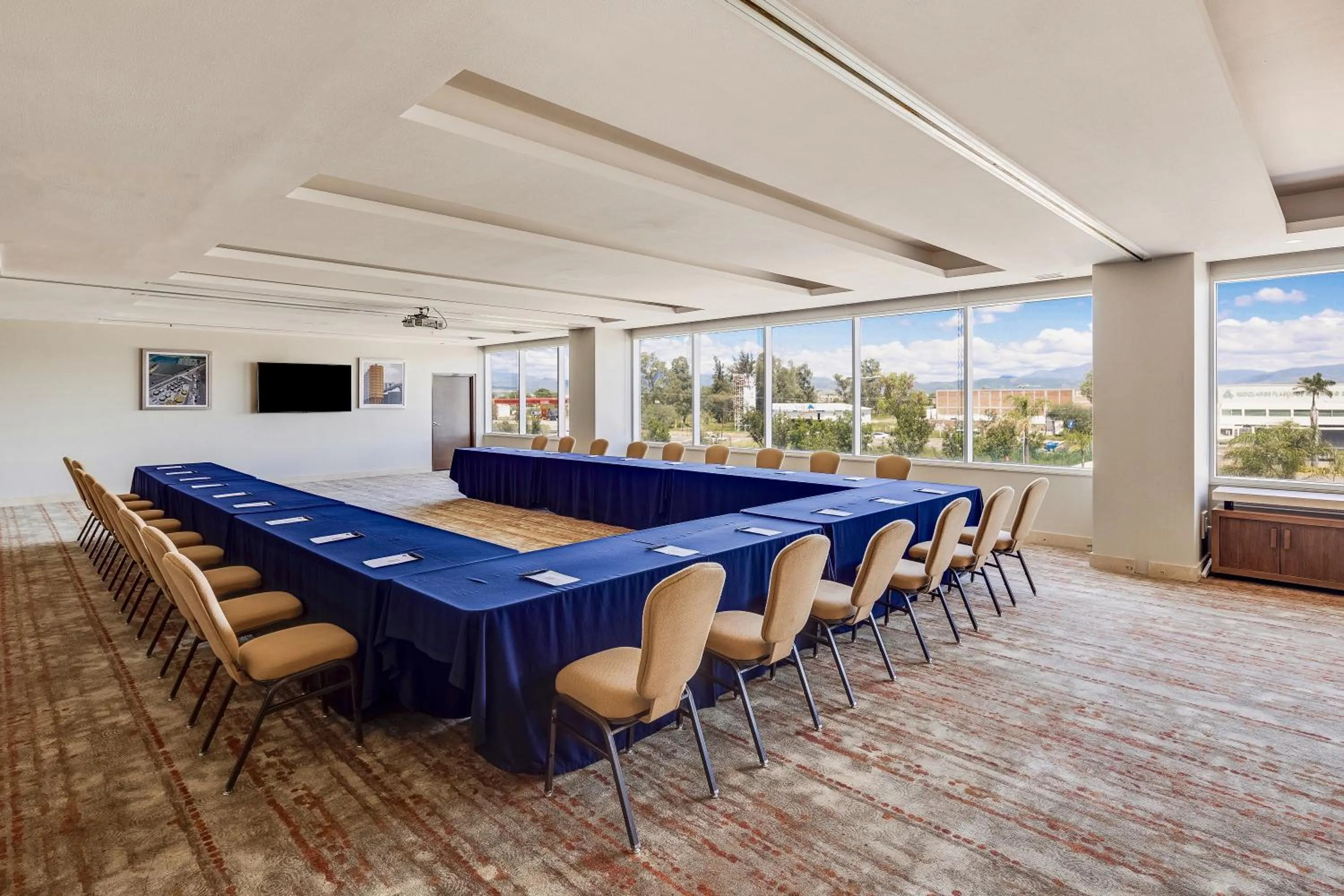Meeting/conference room in Fiesta Inn Suites Aeropuerto del Bajío