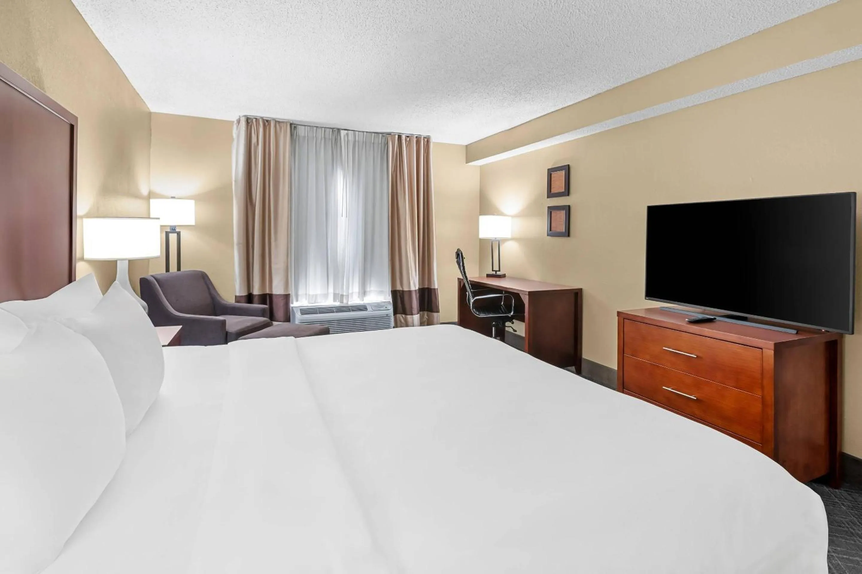 Bedroom, Bed in Comfort Inn University Area