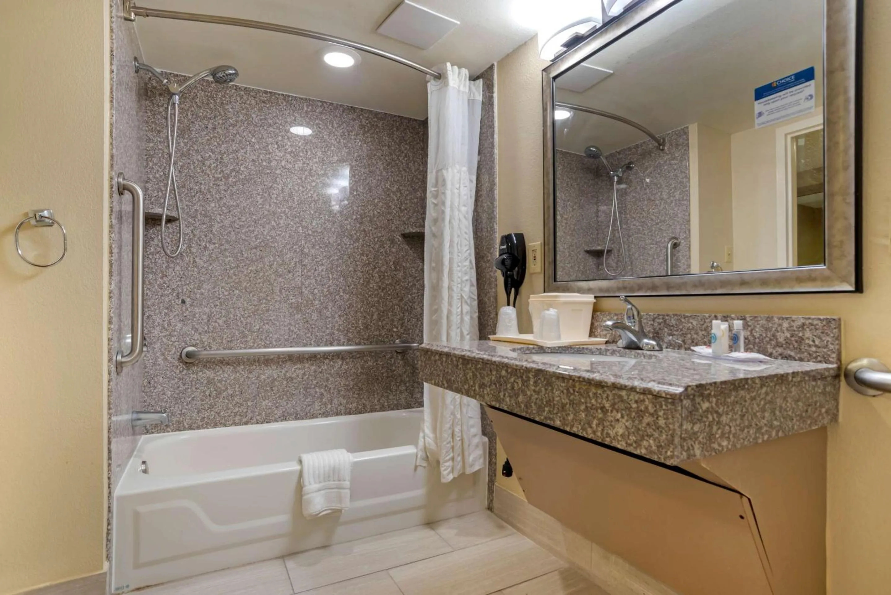 Bedroom in Comfort Inn University Area