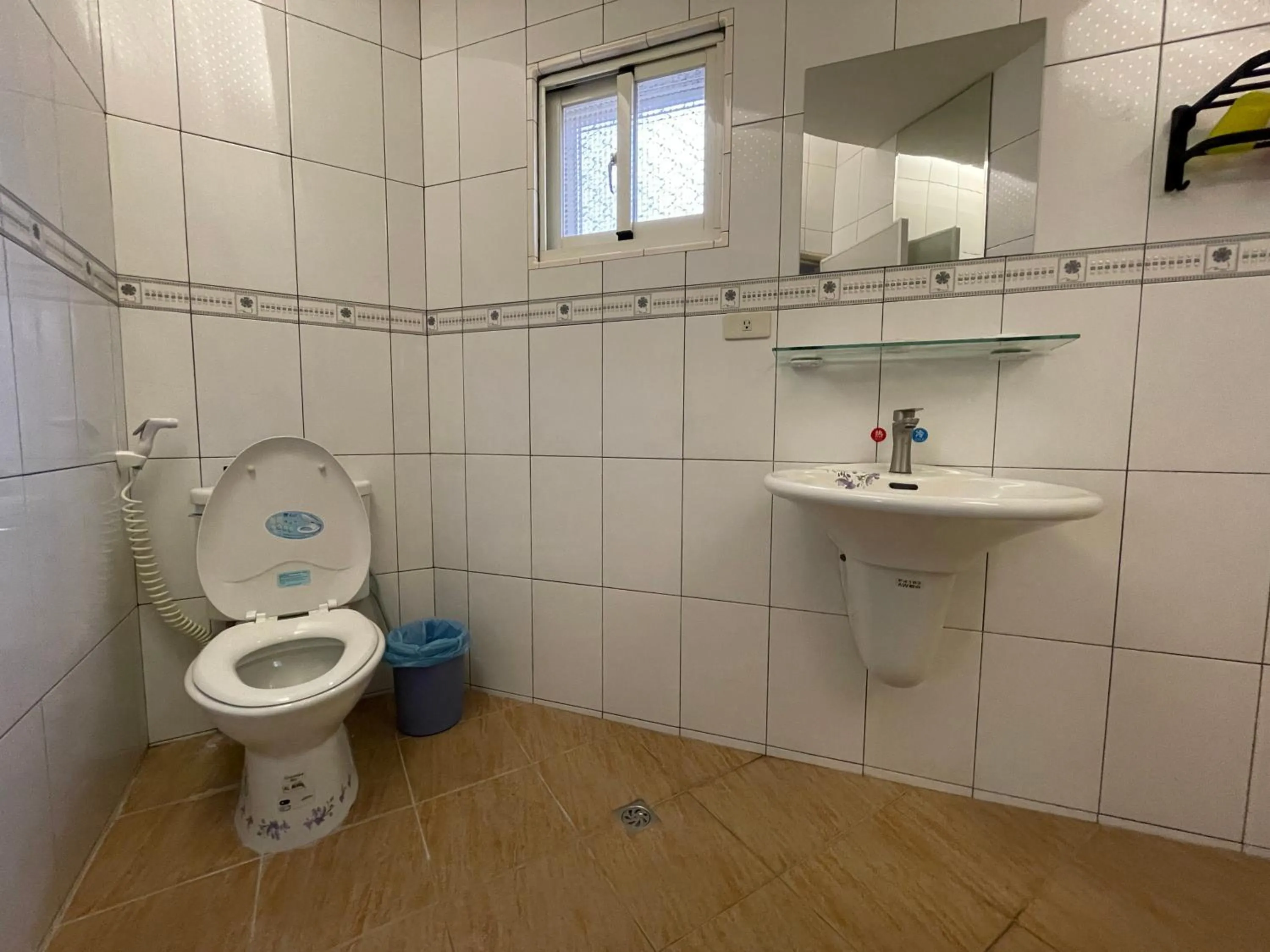 Toilet in Cherry Inn