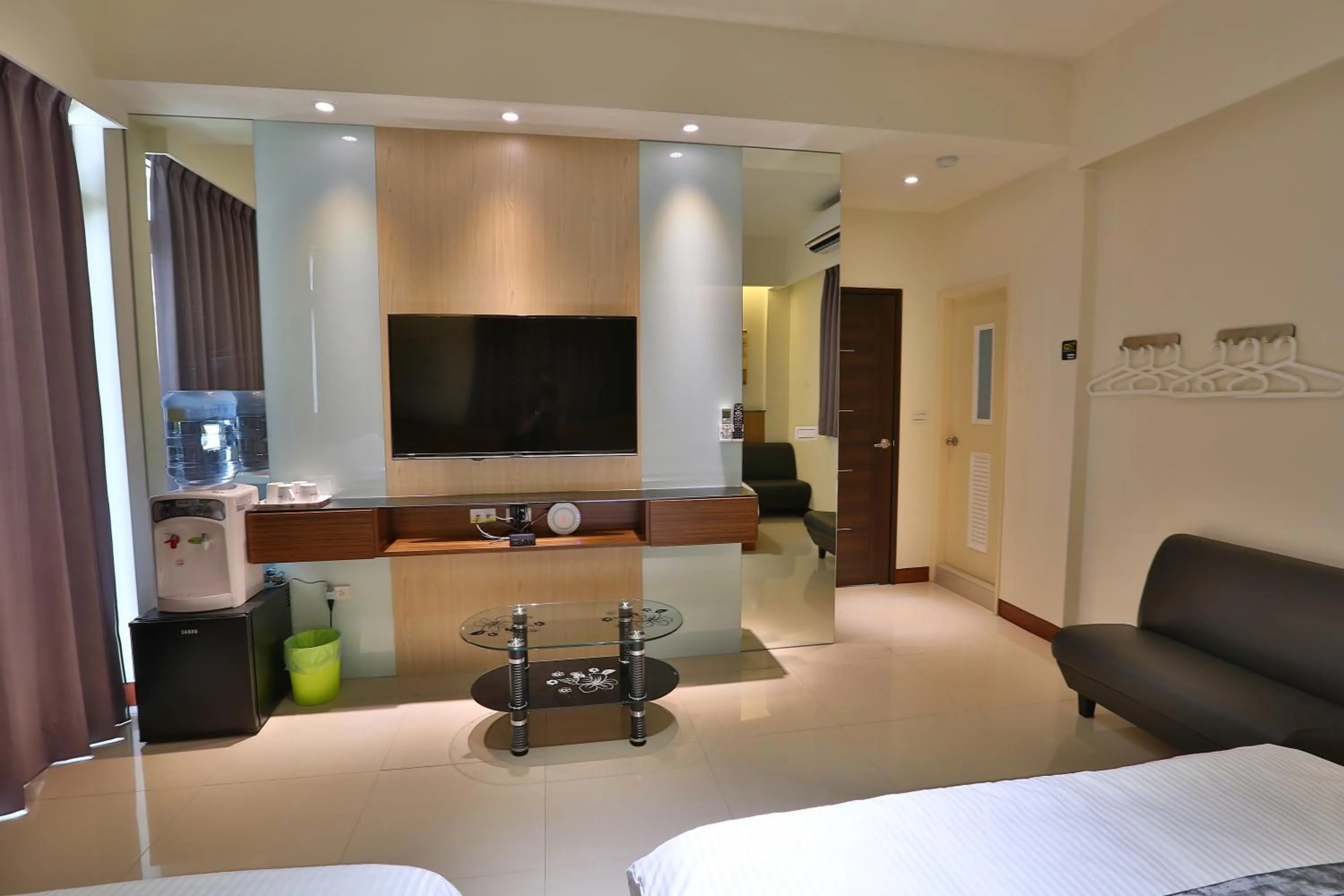 Photo of the whole room, Bed in Cherry Inn