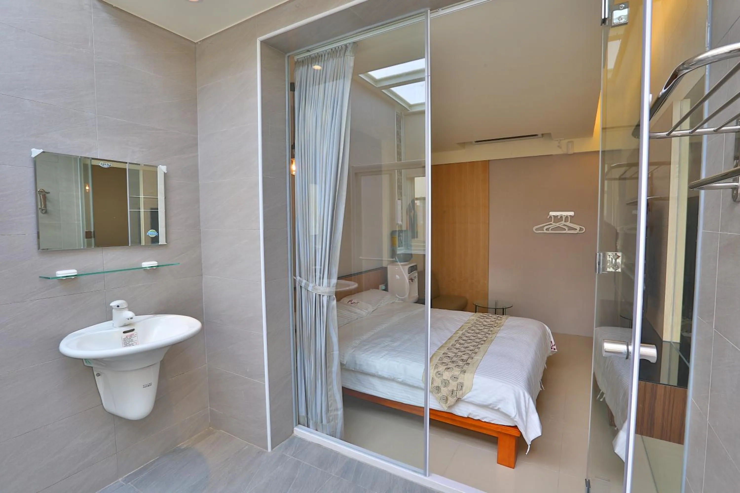 Bathroom, Bed in Cherry Inn