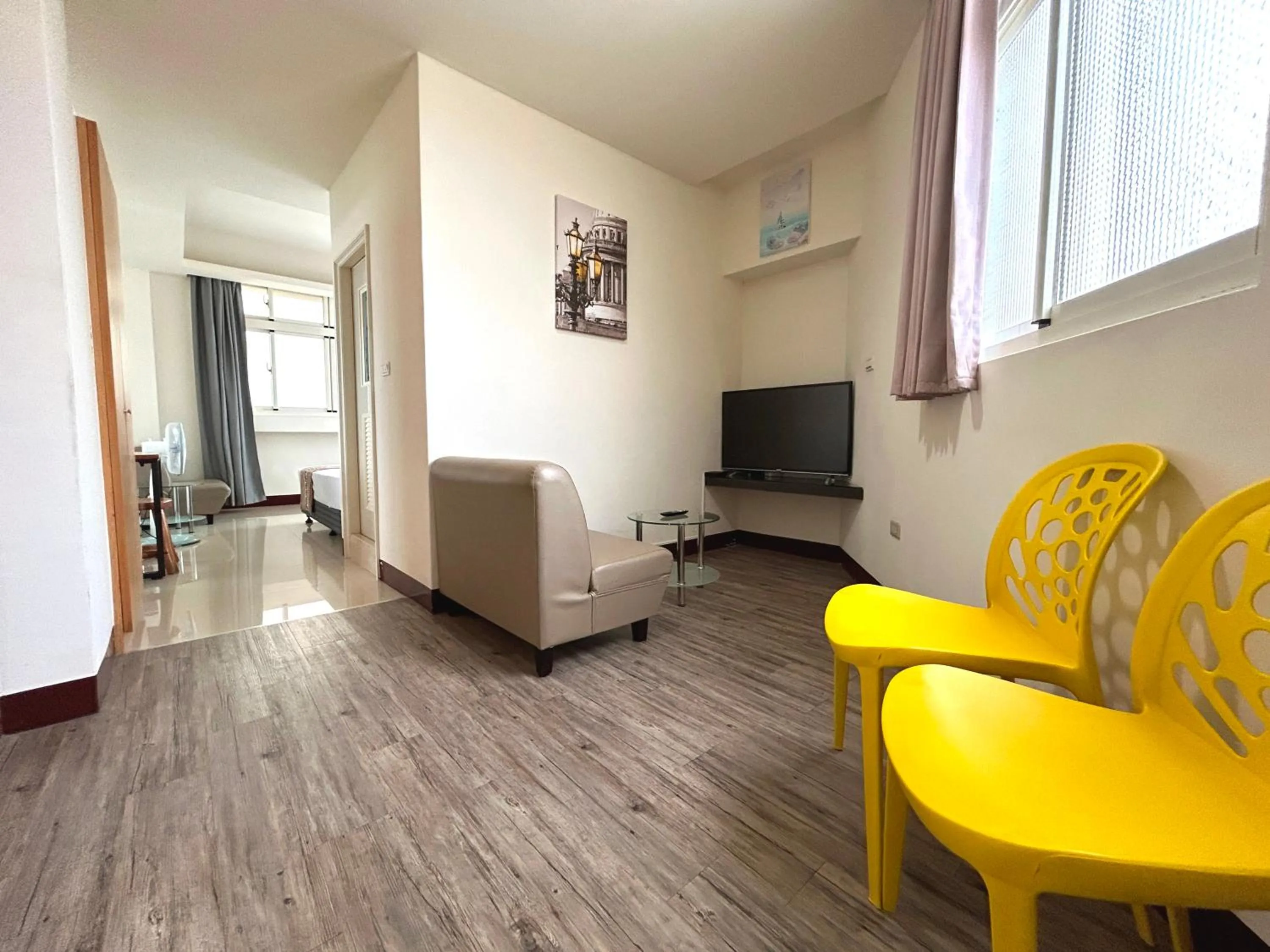 Communal lounge/ TV room in Cherry Inn