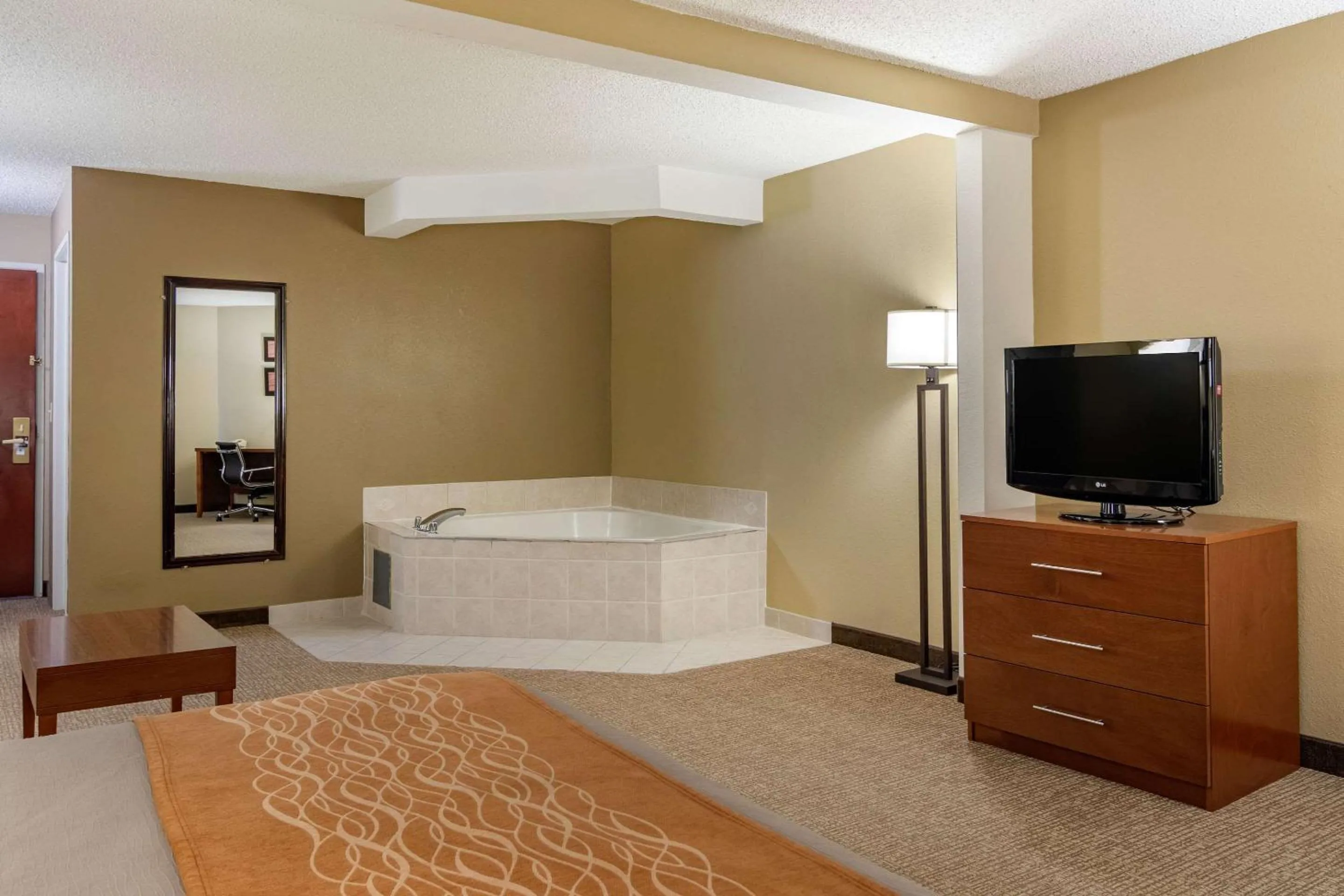Photo of the whole room, Bed in Comfort Inn & Suites Suwanee - Sugarloaf