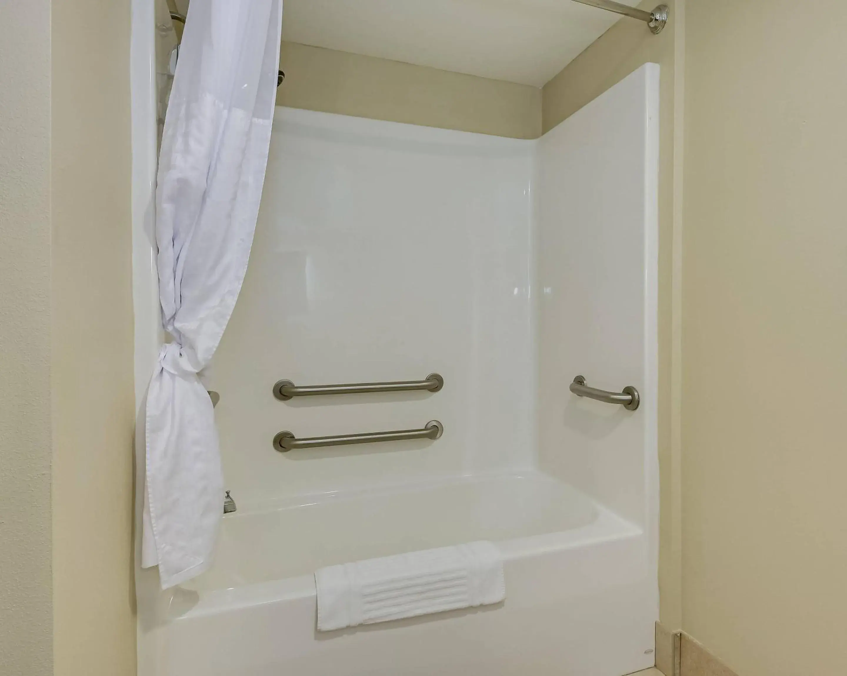 Bedroom in Comfort Inn & Suites Augusta Fort Gordon Area Bedroom in Comfort Inn & Suites Augusta Fort Gordon Area