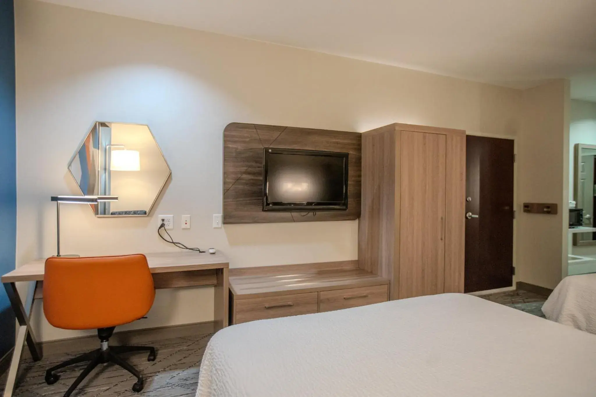 Photo of the whole room, Bed in Holiday Inn Express & Suites Cleveland by IHG Photo of the whole room, Bed in Holiday Inn Express & Suites Cleveland by IHG