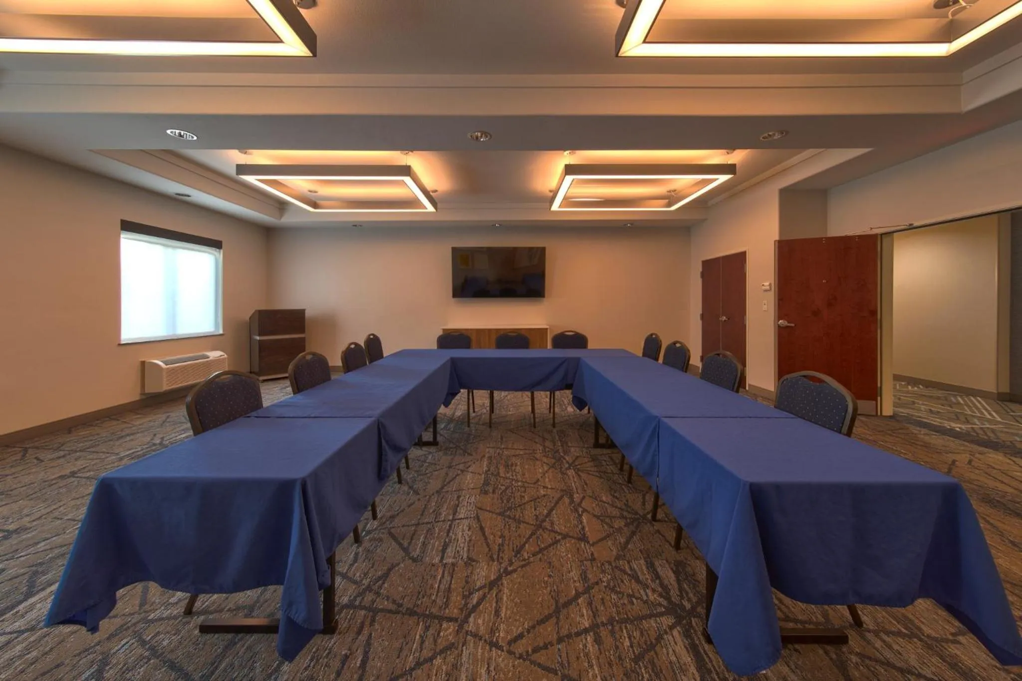 Meeting/conference room in Holiday Inn Express & Suites Cleveland by IHG