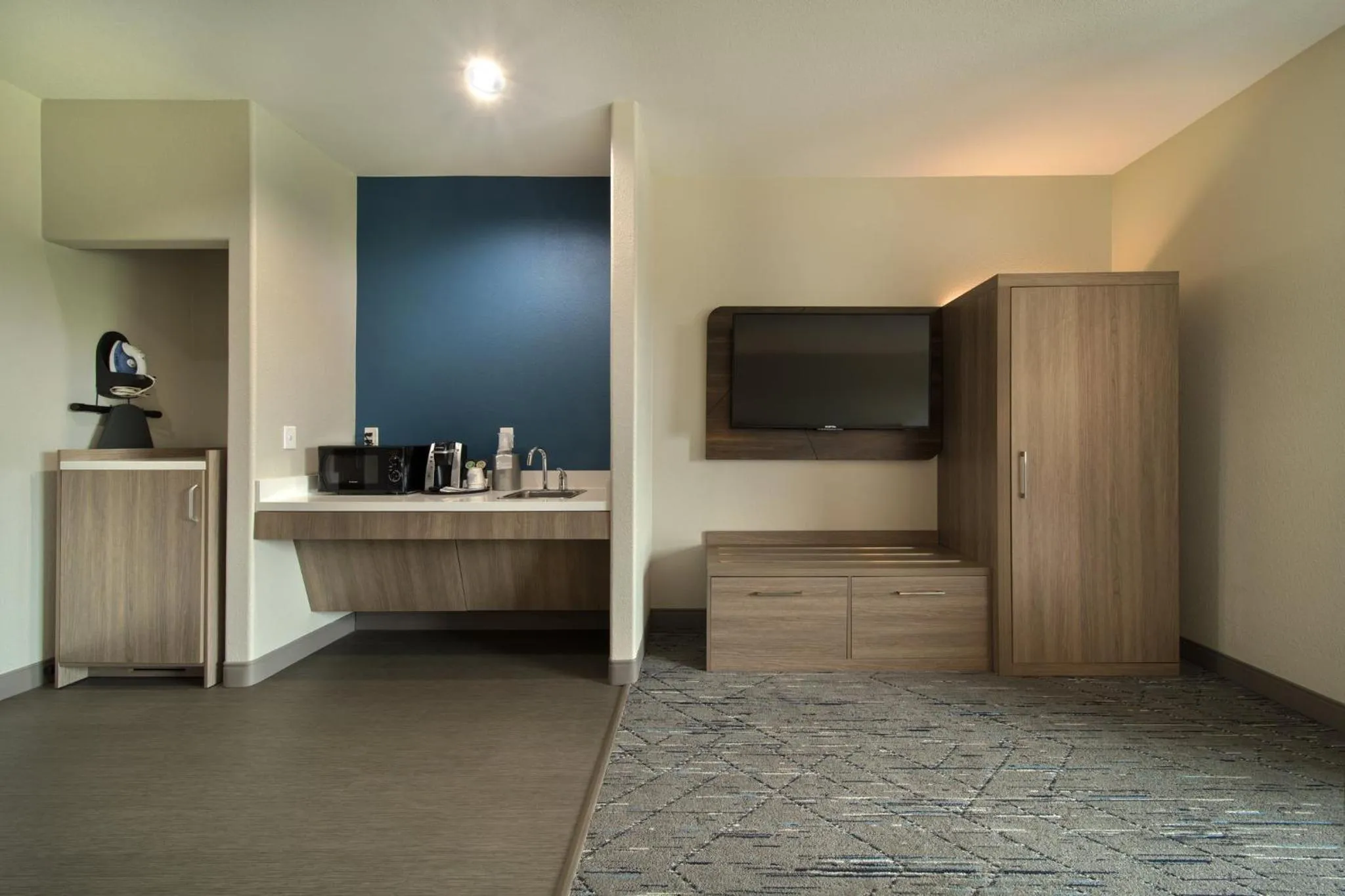 Photo of the whole room in Holiday Inn Express & Suites Cleveland by IHG