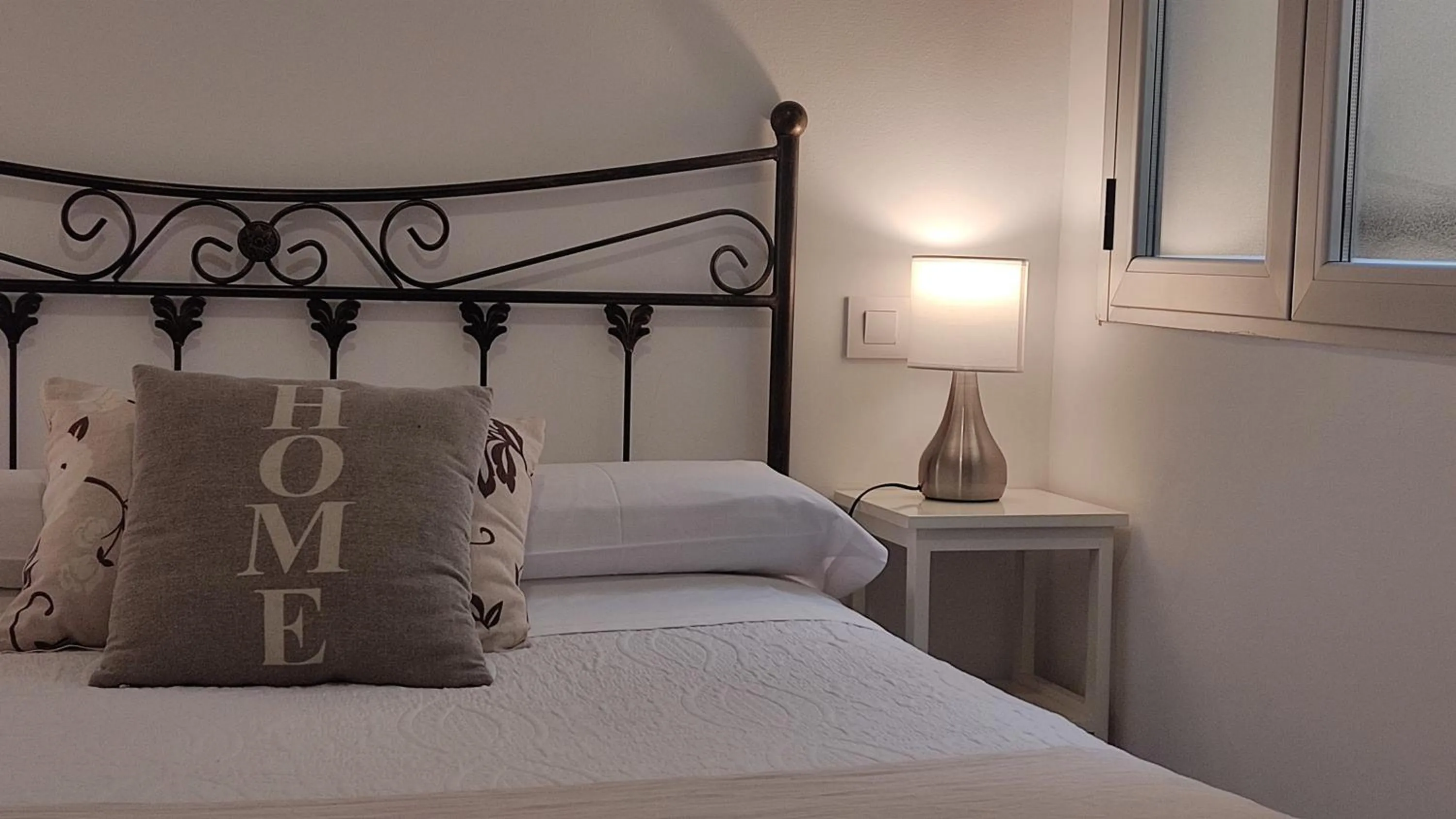 Bed in Hostal Bruña Paseo del Prado