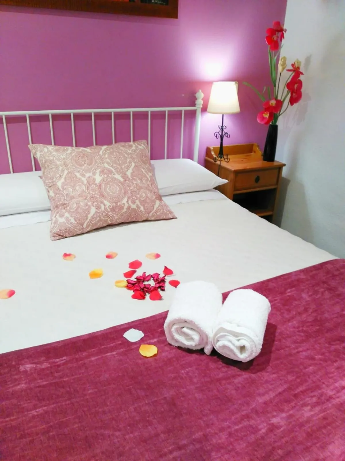 Decorative detail, Bed in Hostal Bruña Paseo del Prado