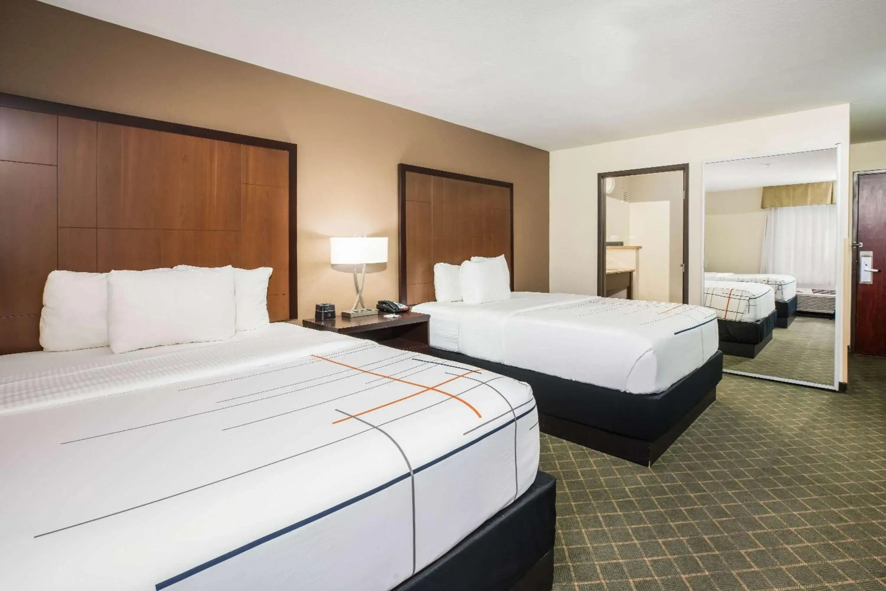 Deluxe Queen Room with Two Queen Beds in La Quinta by Wyndham Portland Airport Deluxe Queen Room with Two Queen Beds in La Quinta by Wyndham Portland Airport