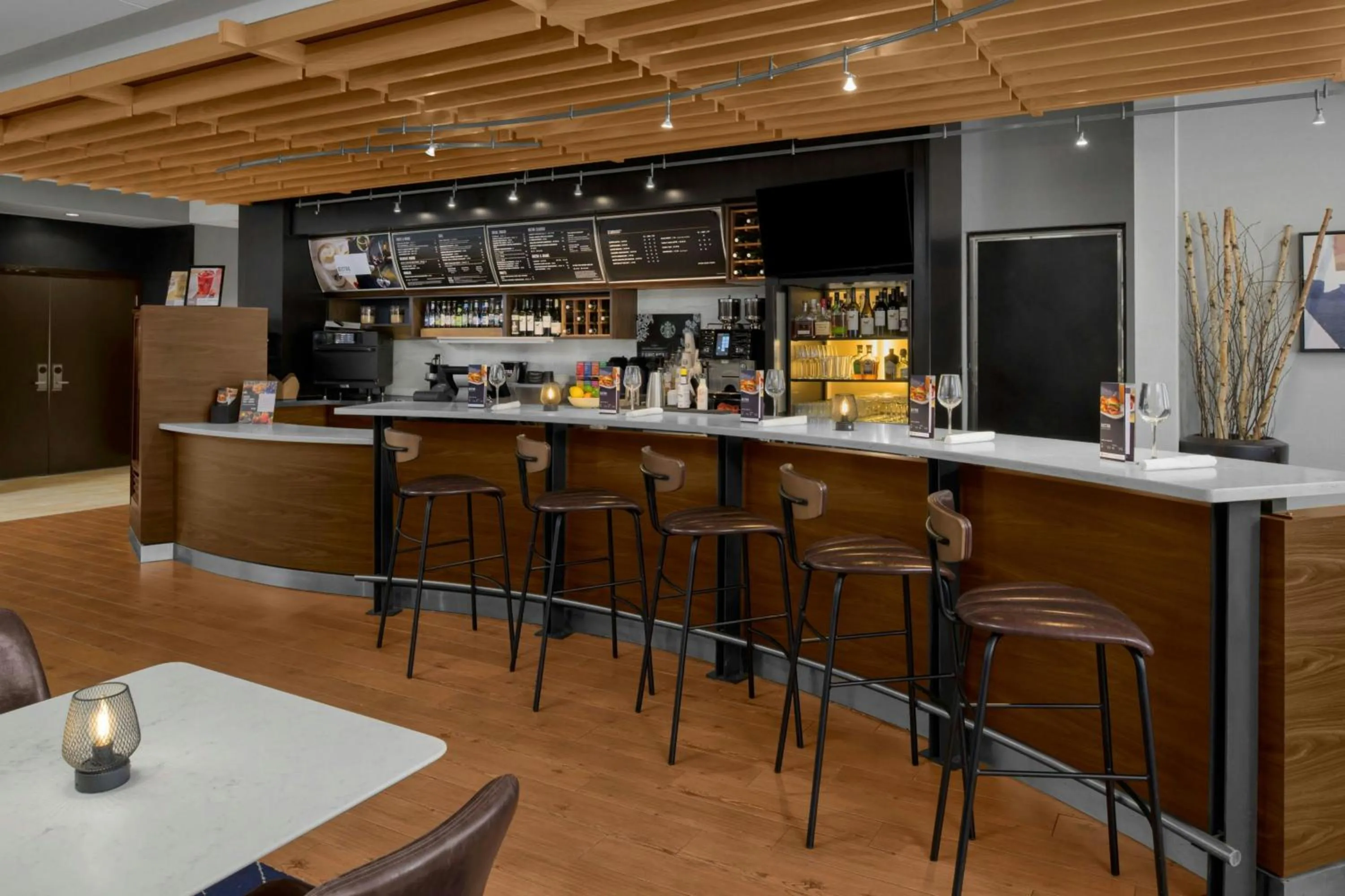 Lounge or bar in Courtyard Pittsburgh Settlers Ridge/Robinson Township