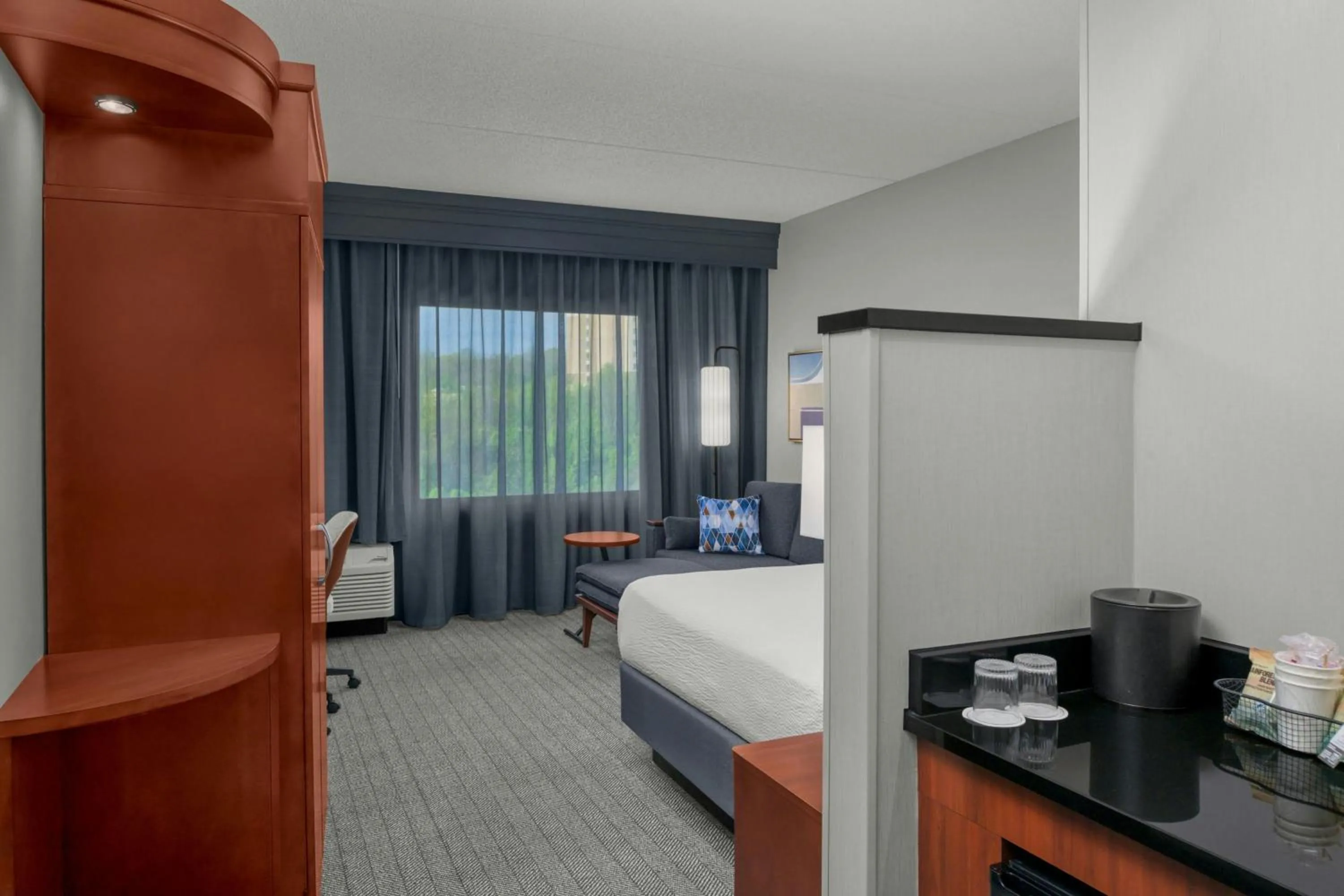 Photo of the whole room, Bed in Courtyard Pittsburgh Settlers Ridge/Robinson Township