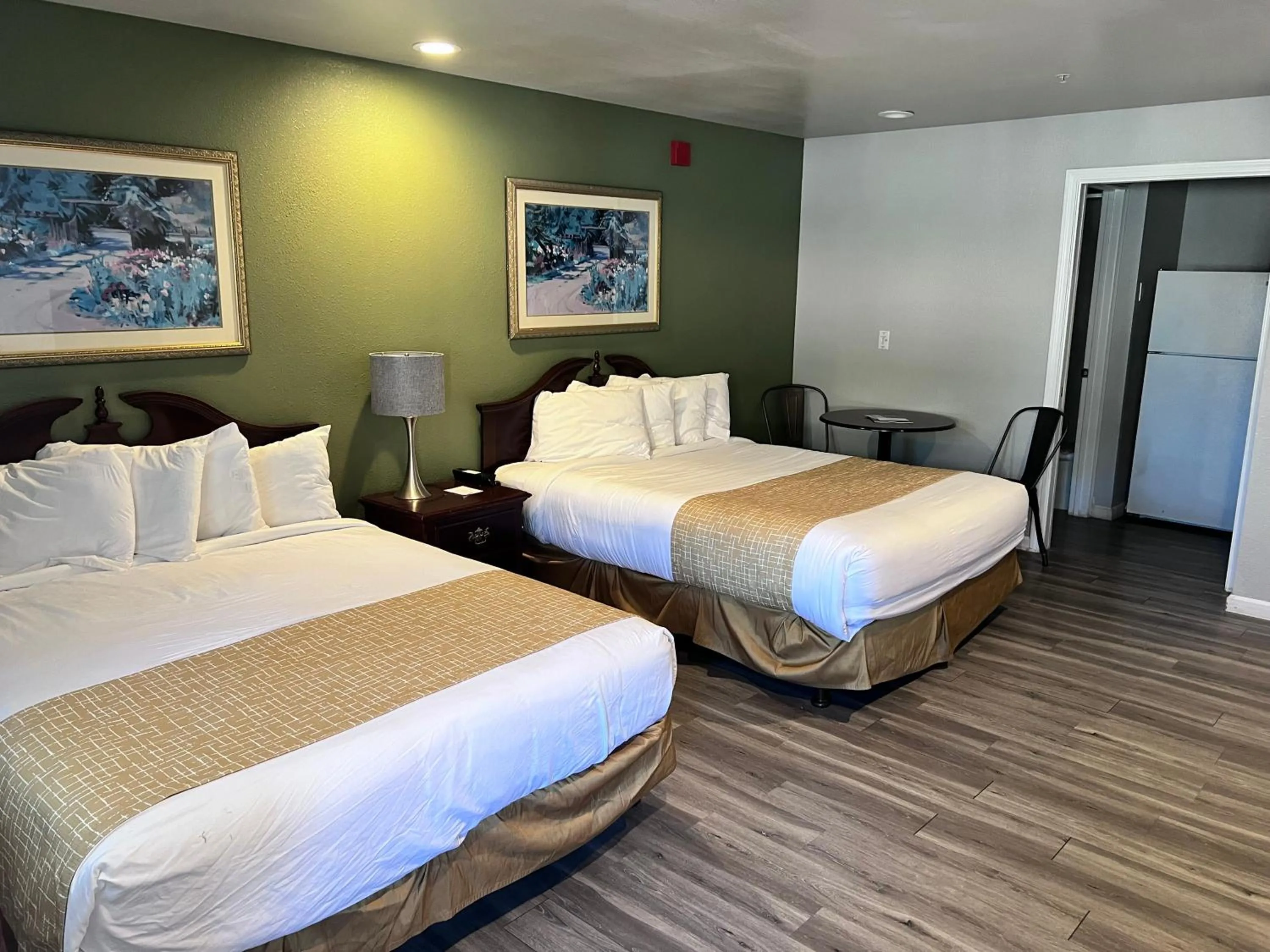 Bedroom, Bed in Travelodge by Wyndham Redding CA