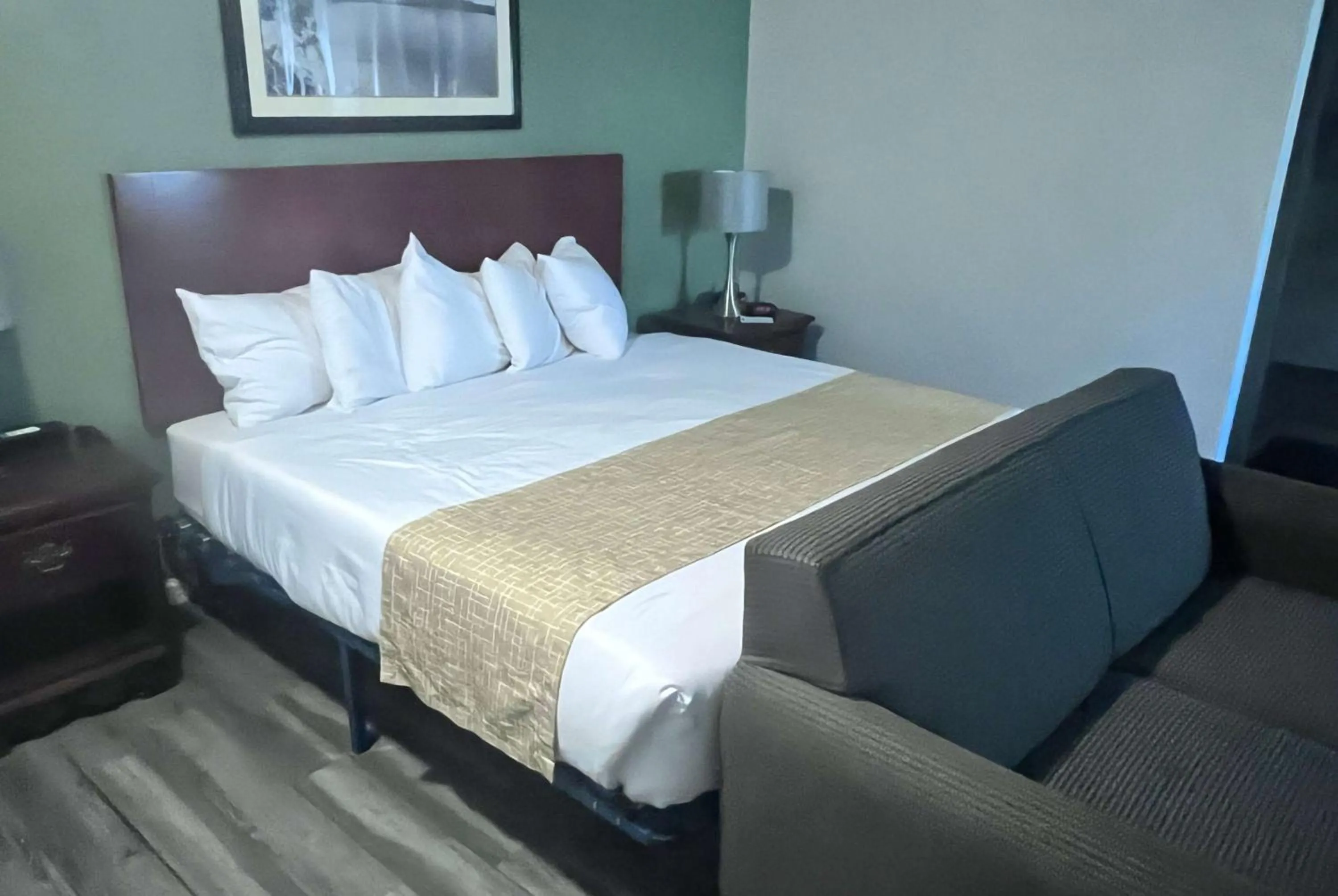 Photo of the whole room, Bed in Travelodge by Wyndham Redding CA