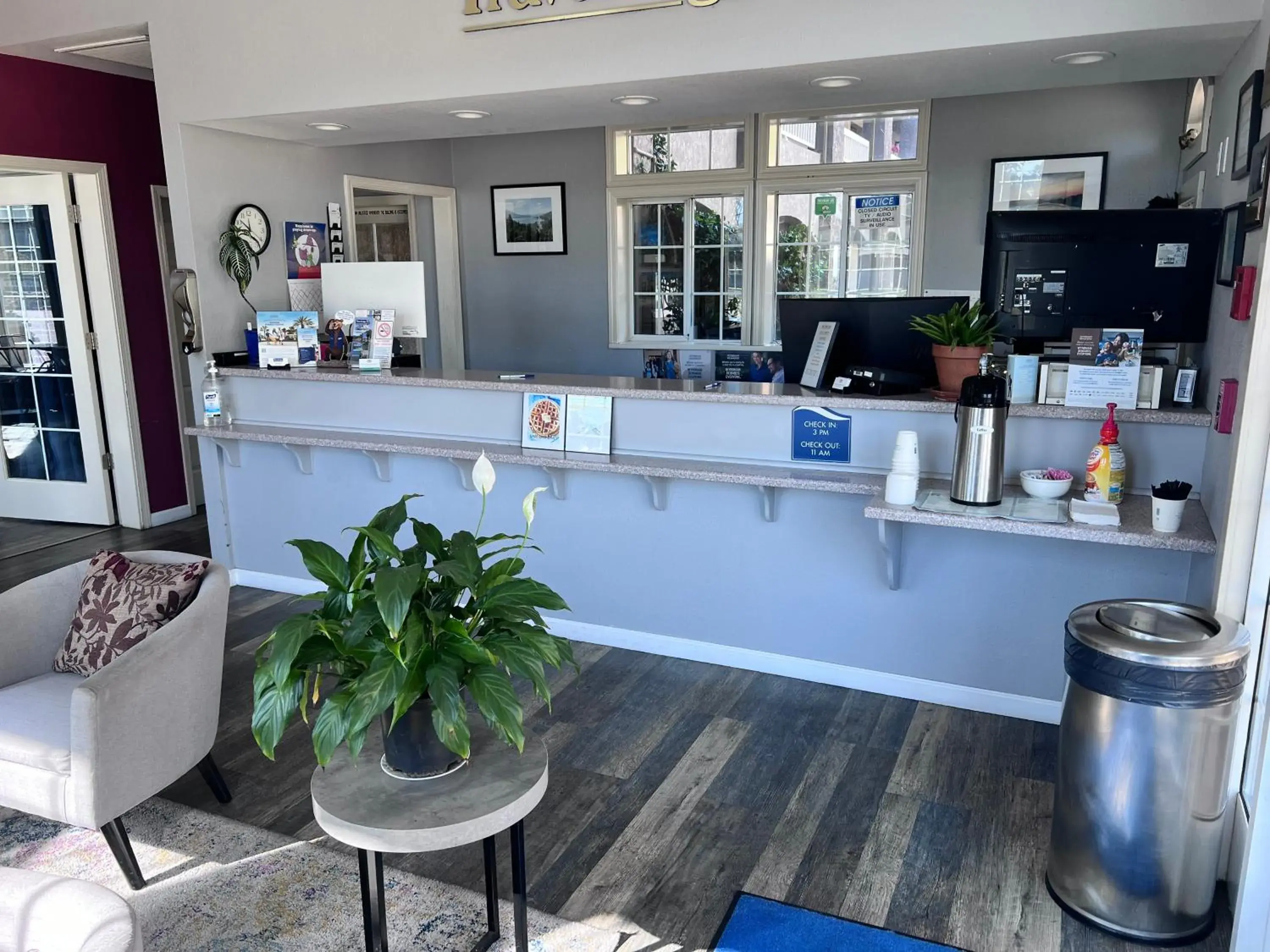 Lobby or reception in Travelodge by Wyndham Redding CA Lobby or reception in Travelodge by Wyndham Redding CA