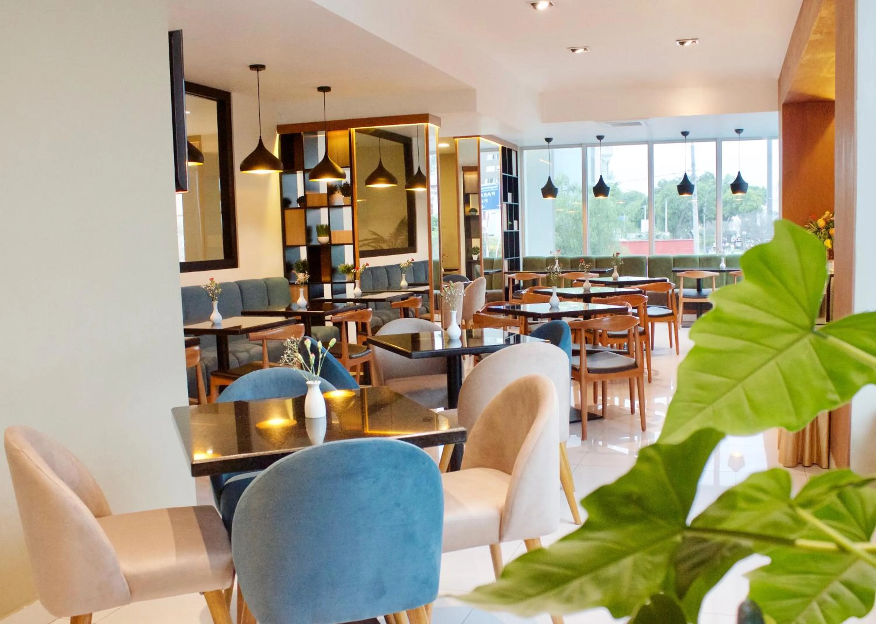 Restaurant/places to eat in Habitat Hotel
