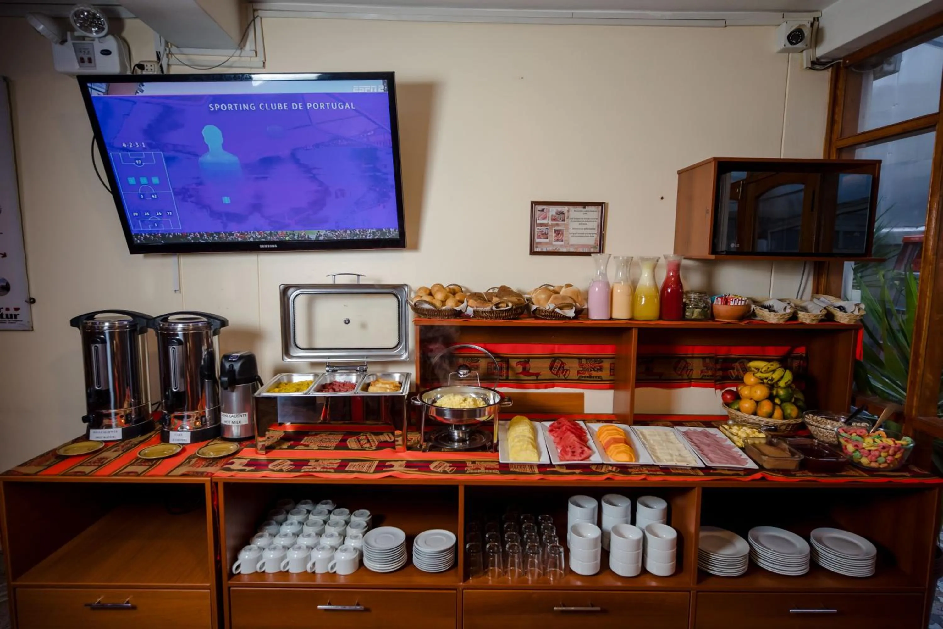 Breakfast in Quechua Hostal Recoleta