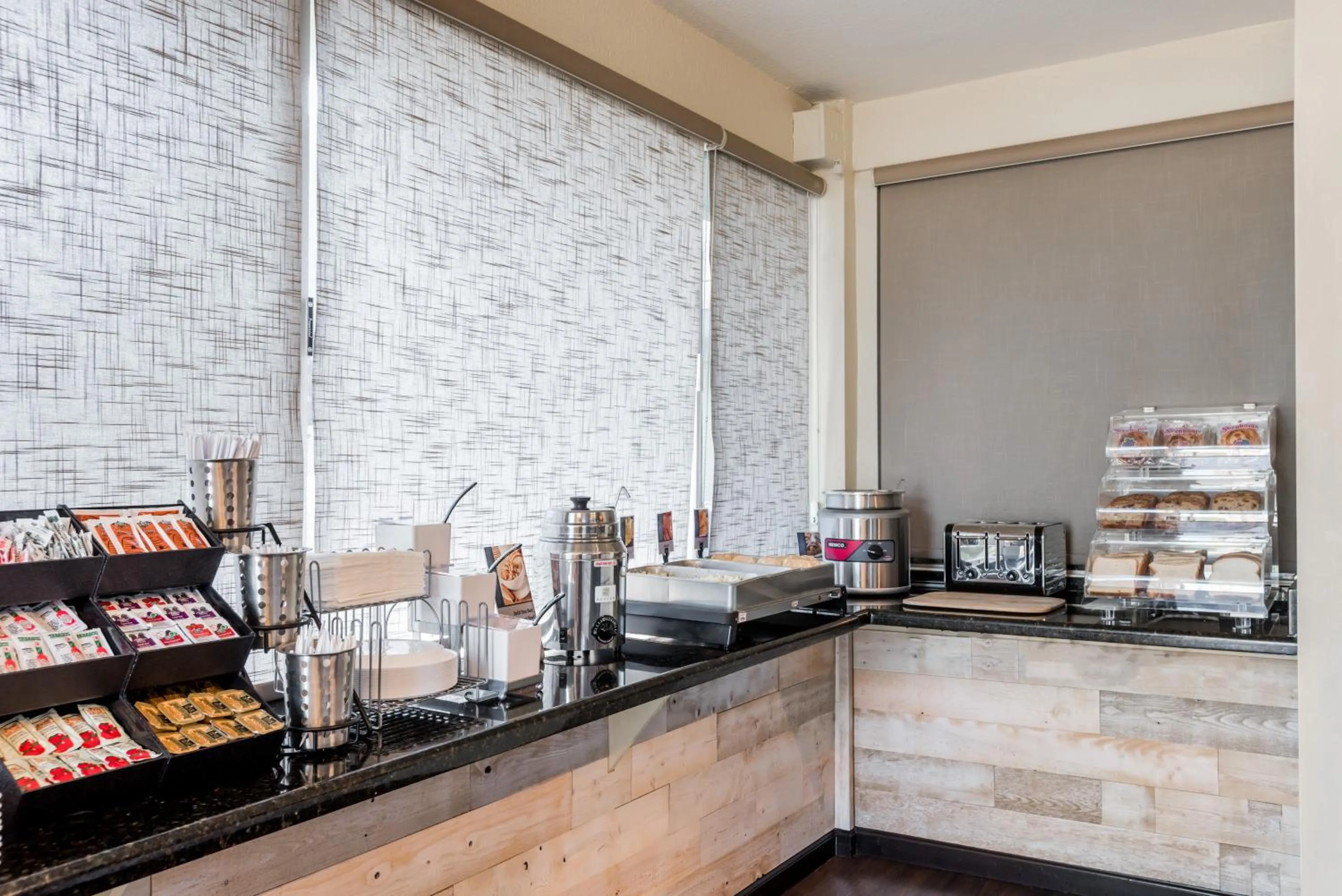 Coffee/tea facilities in Days Inn & Suites by Wyndham Lodi