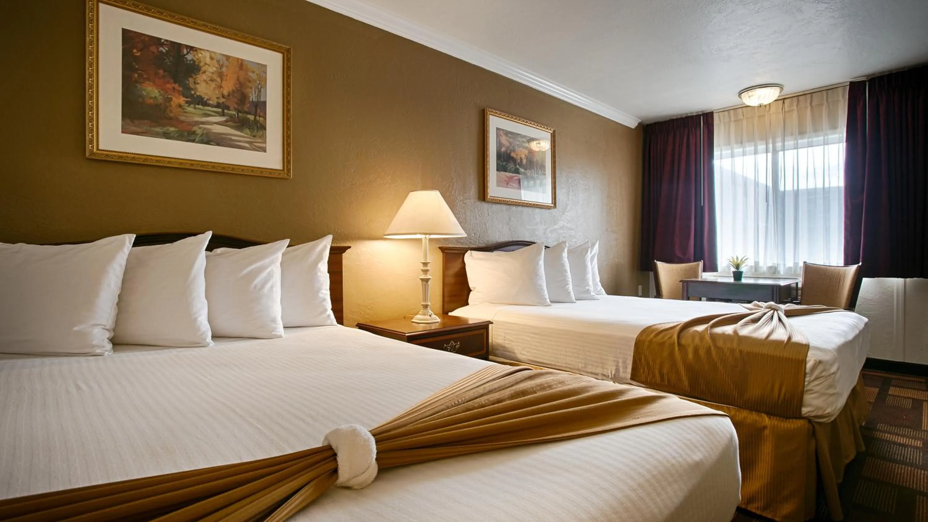 Bed in Days Inn & Suites by Wyndham Lodi
