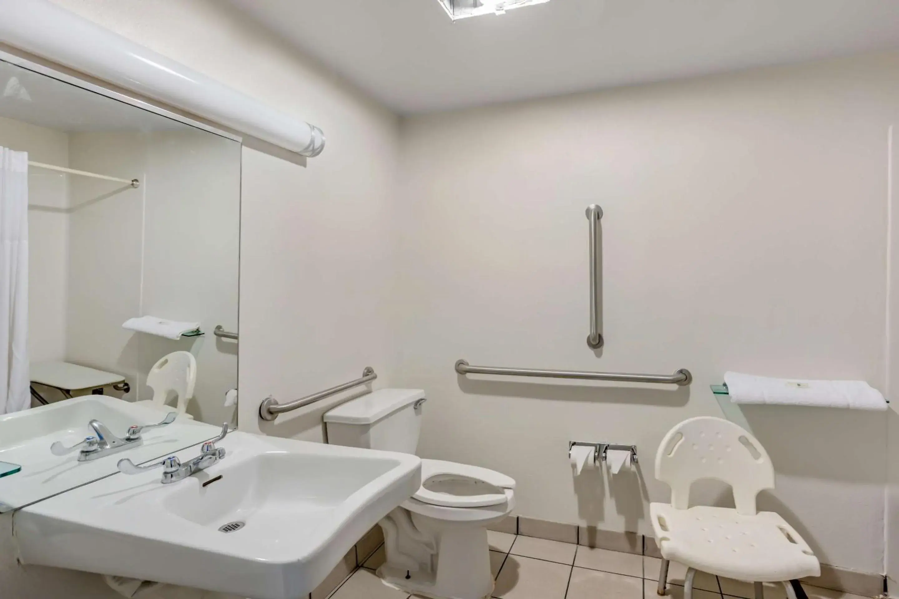 Bedroom in Quality Inn Enola - Harrisburg Bedroom in Quality Inn Enola - Harrisburg