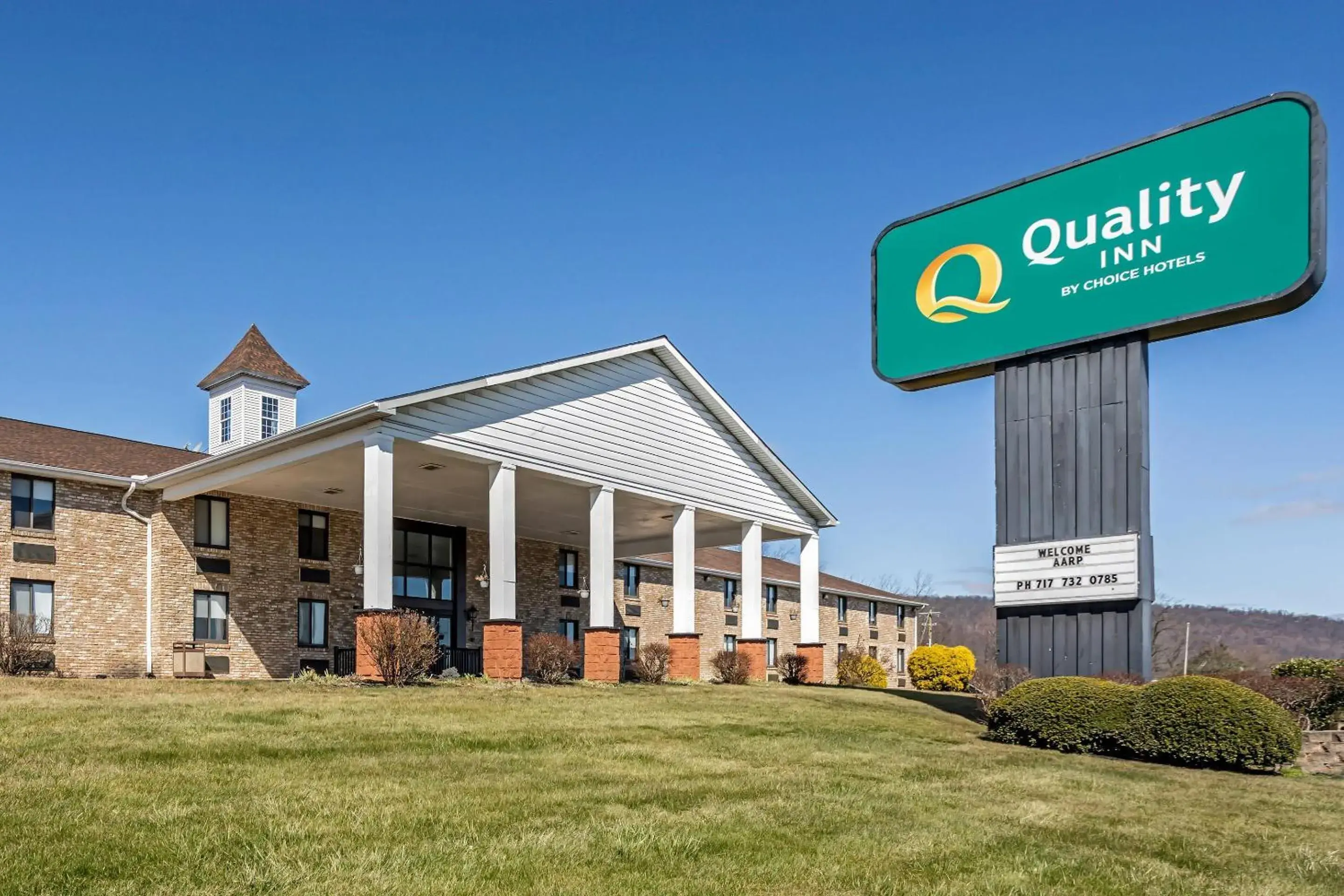 Property building in Quality Inn Enola - Harrisburg Property building in Quality Inn Enola - Harrisburg