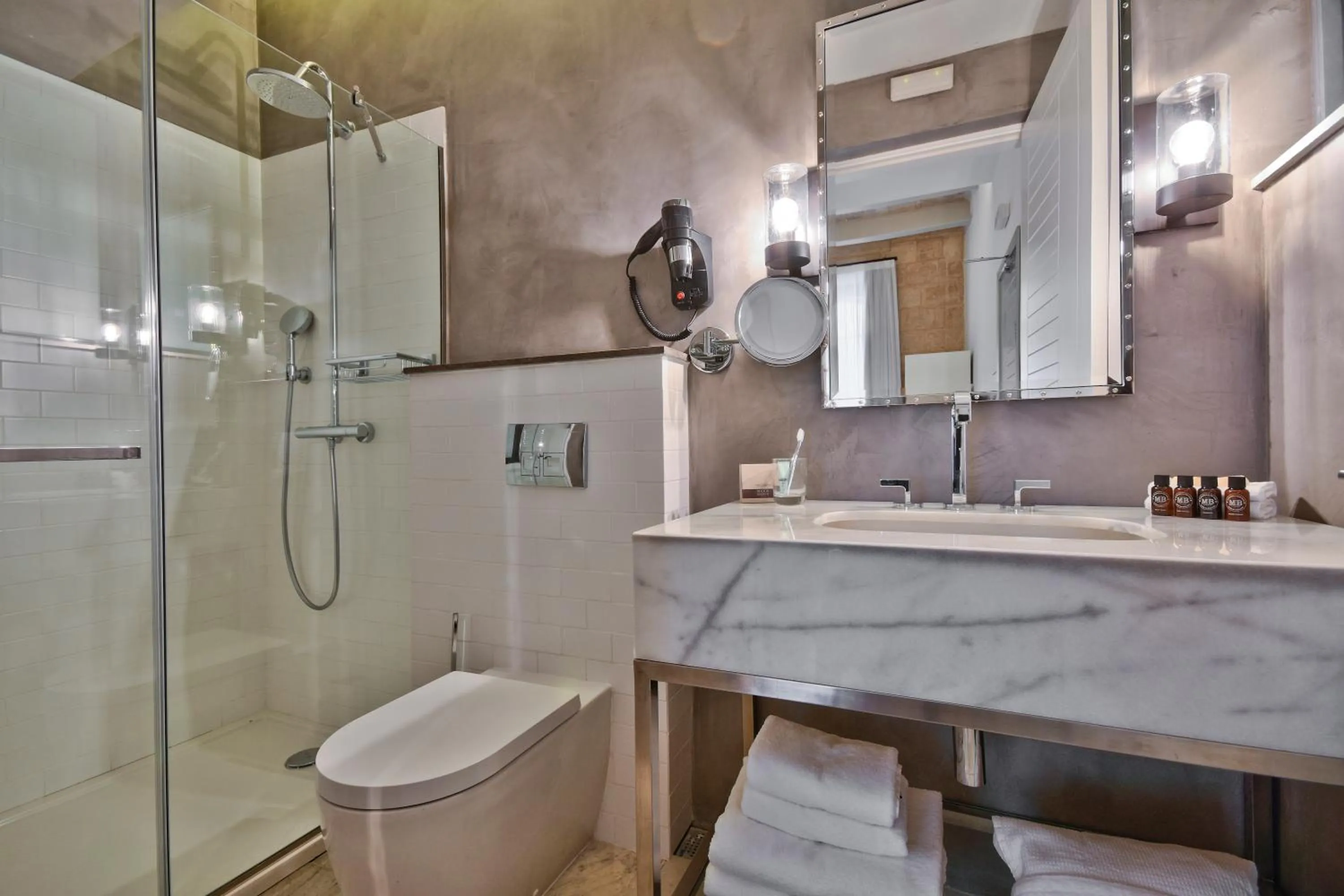 Shower in 66 Saint Paul's & Spa